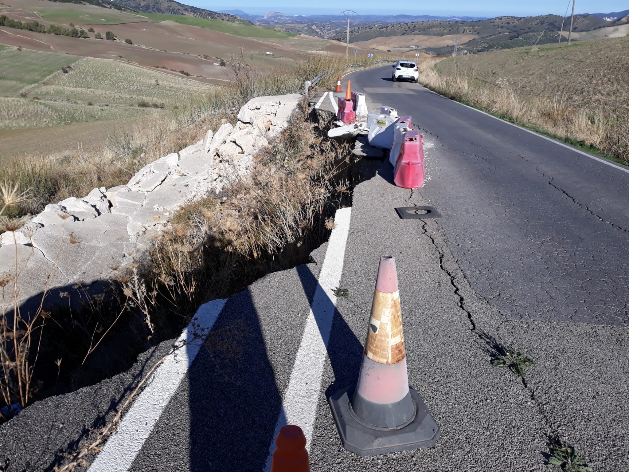 La Diputación destina 318.000 euros para reparar las carreteras MA-8405 y MA-7402 de Montecorto