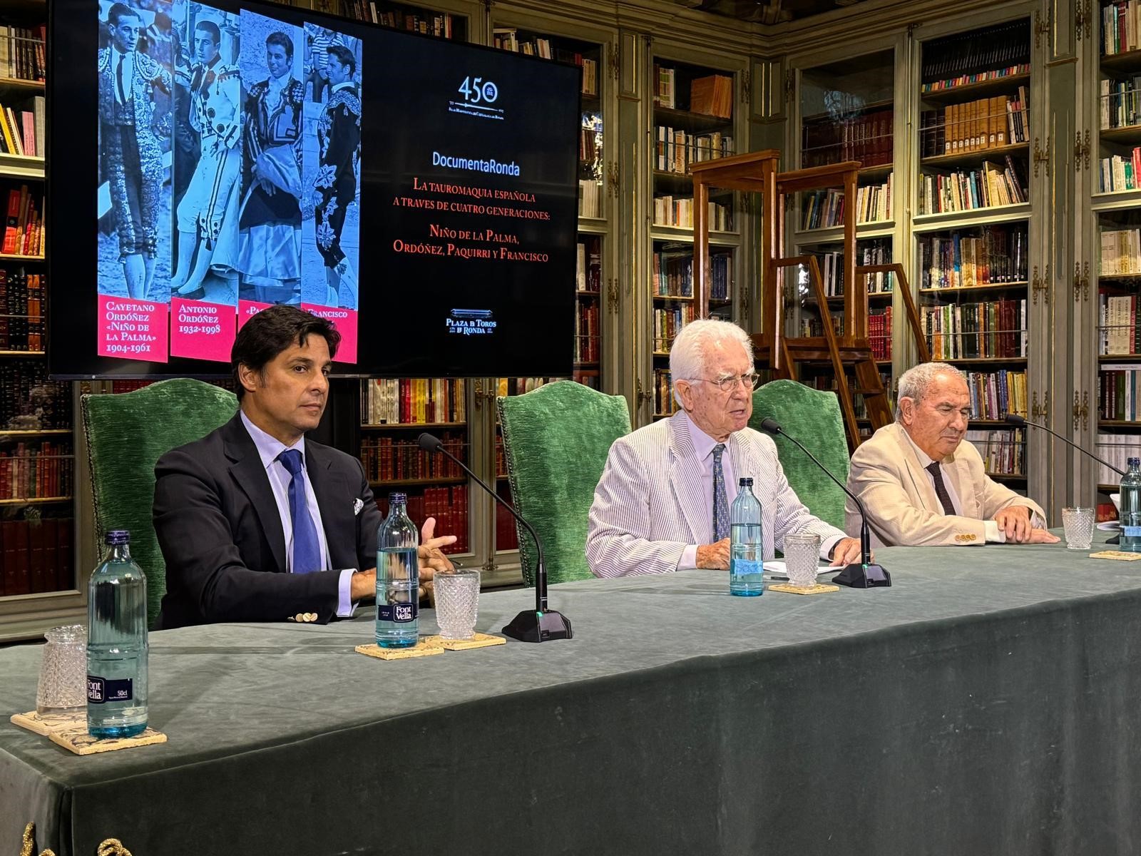 Francisco Rivera, Rafael Atiena y el escritor González Troyano en el acto celebrado en la Maestranza.