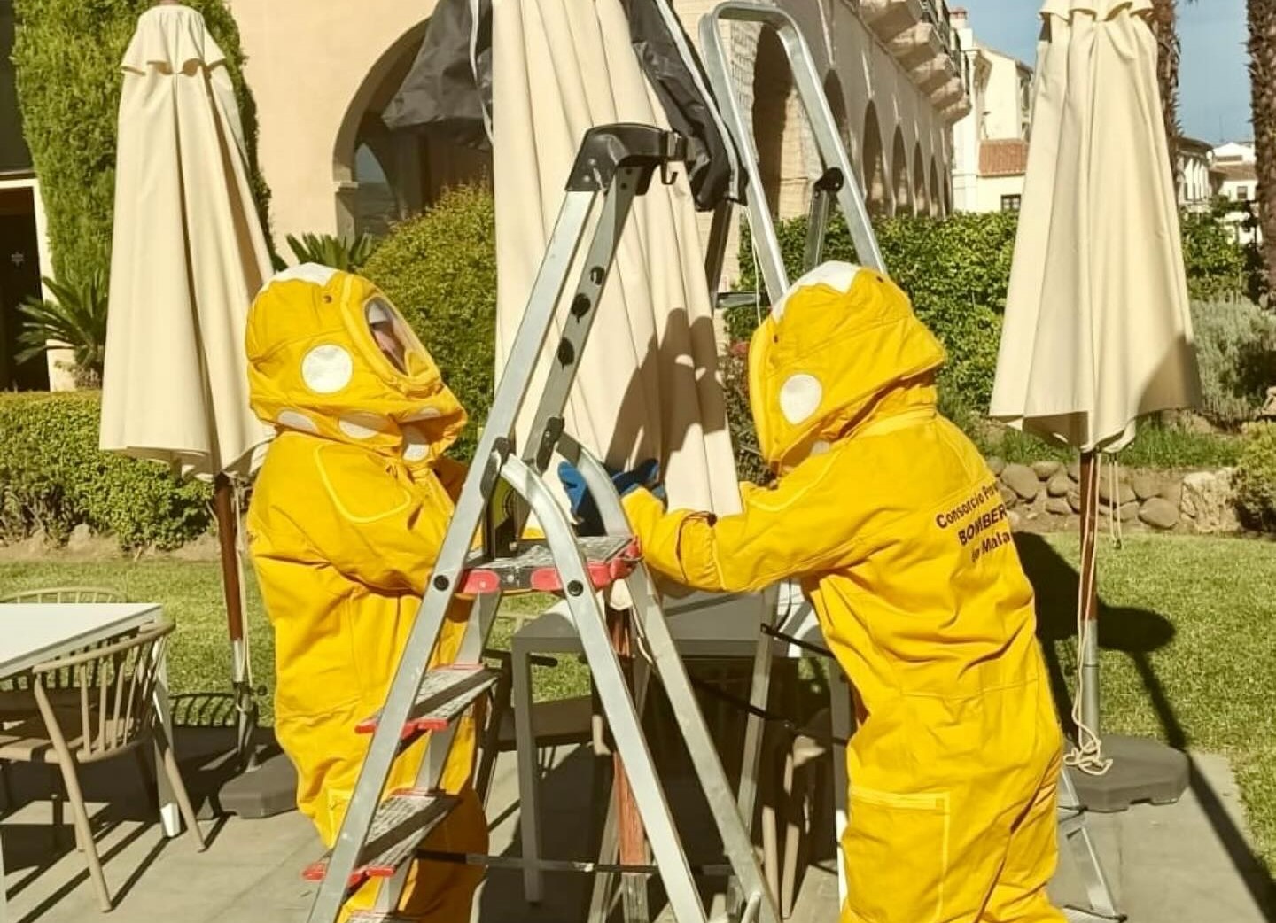 Los bomberos han tenido que utilizar los trajes especiales para este tipo de actuaciones. Foto: CPB.