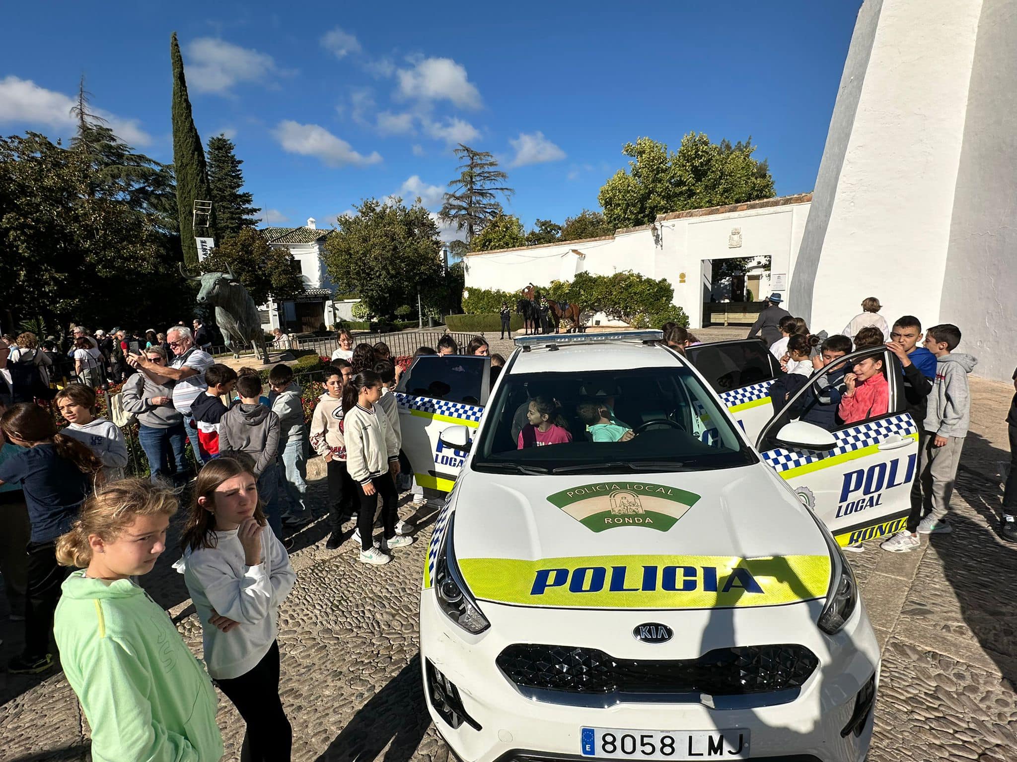 Los escolares han tenido la ocasión de subirse a los coches patrulla.