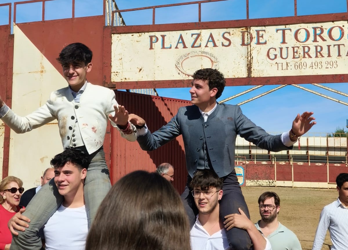 Rojas Ramírez obtuvo dos orejas y rabo, y Rubén Alcázar dos orejas, en la novillada de Villanueva del Rosario