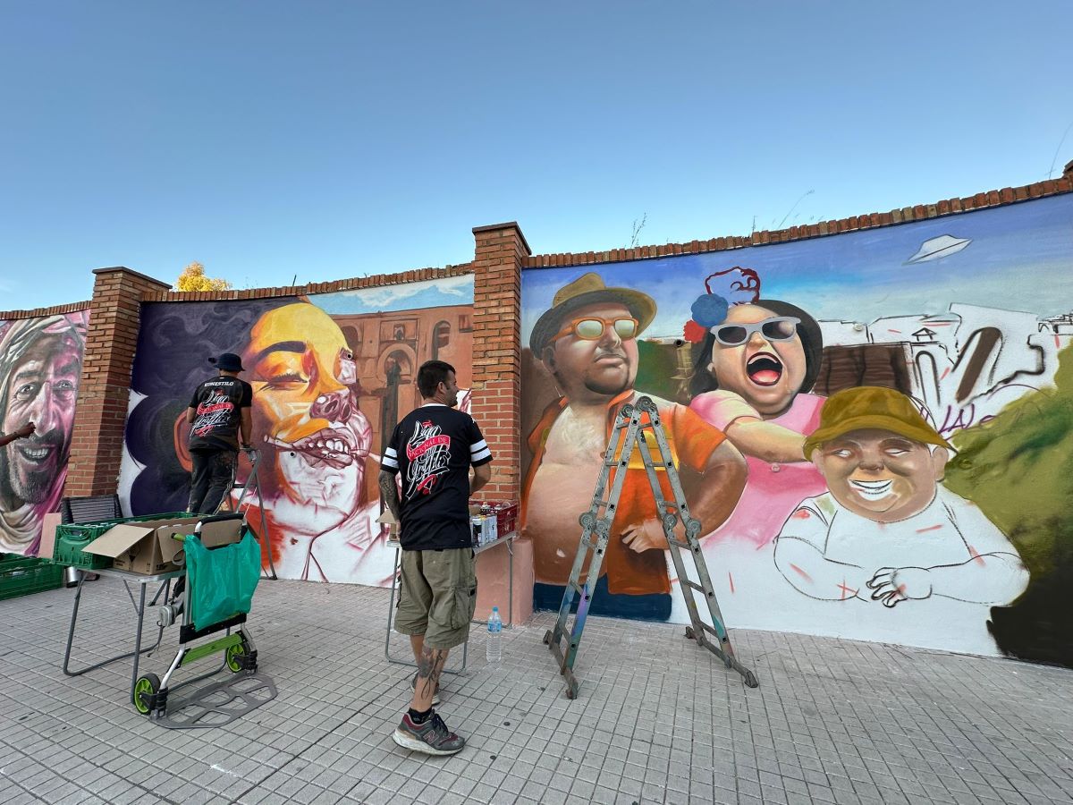 Los artistas urbanos han empezado a plasmar sus graffitis en la calle Sevilla.
