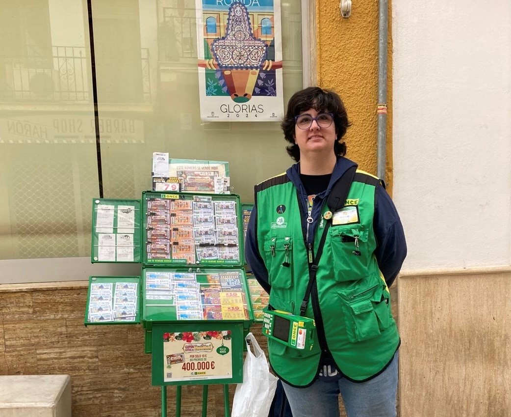 La agente vendedora Carmen García ha repartido los cupones premiados.
