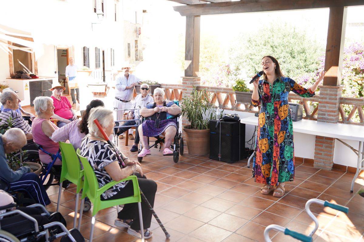 María Villalón canta en el Día de las Personas Mayores en la Residencia de Faraján
