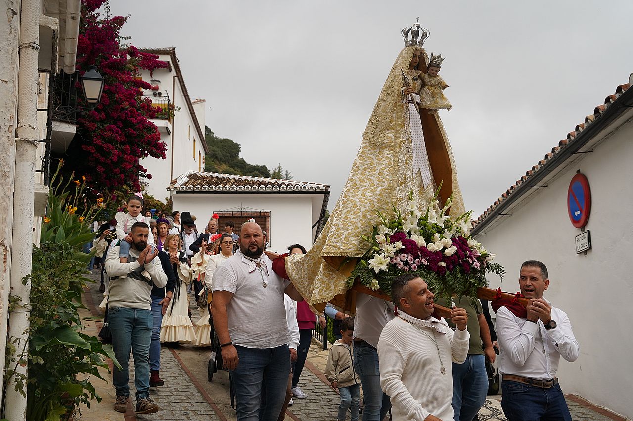 Benalauría se vuelca con su patrona, la Virgen del Rosario