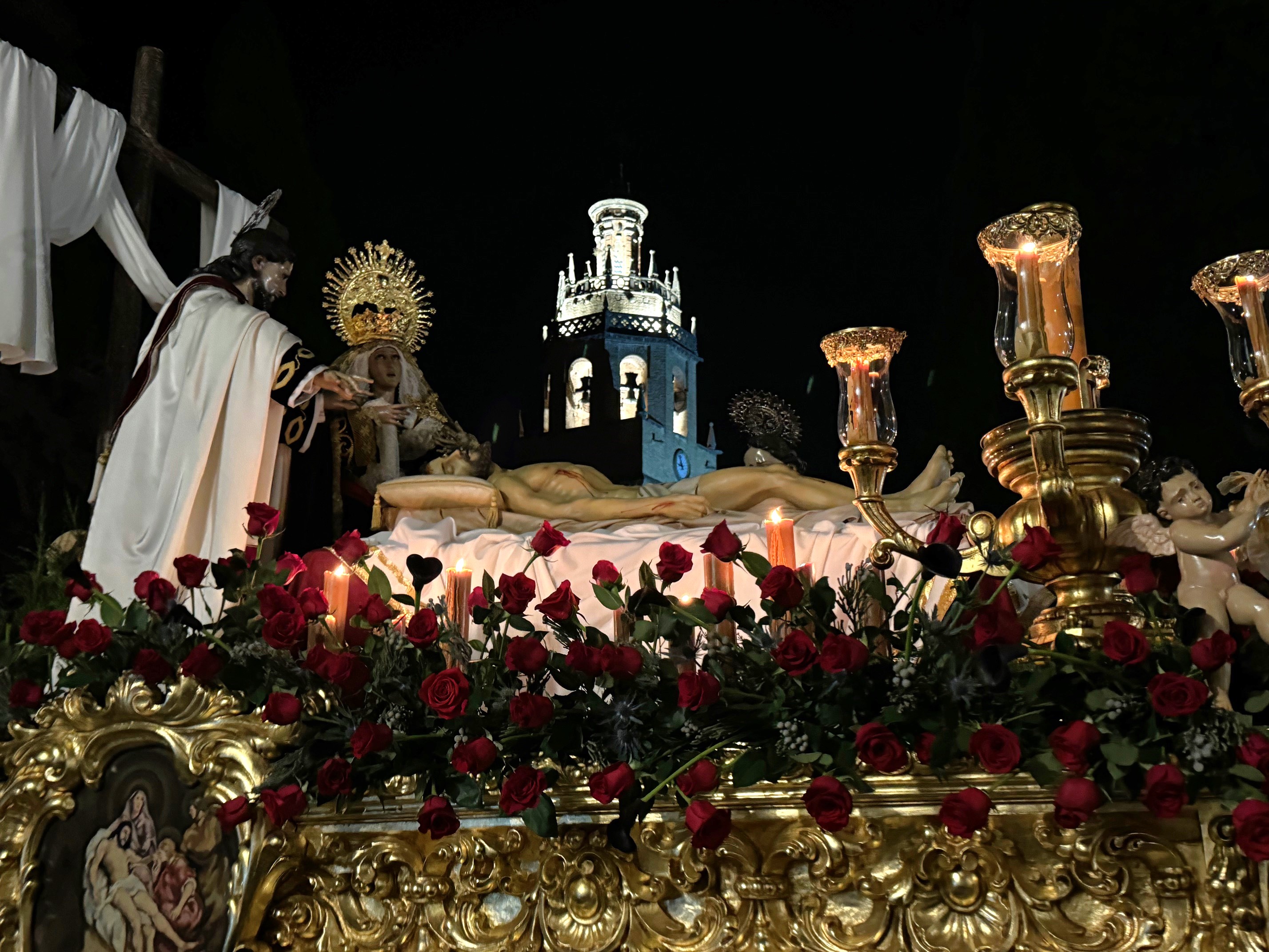 Día grande para la Hermandad del Santo Entierro con una procesión extraordinaria por su 450 aniversario