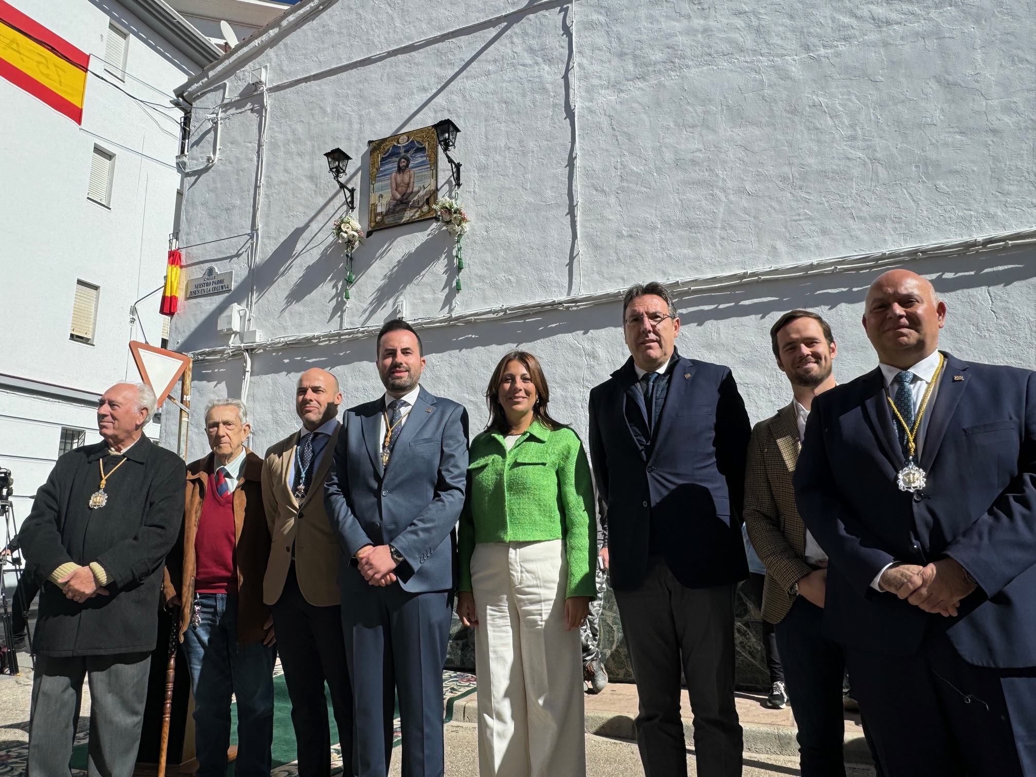 La alcaldesa junto a todos los hermanos mayores que ha tenido La Columna.