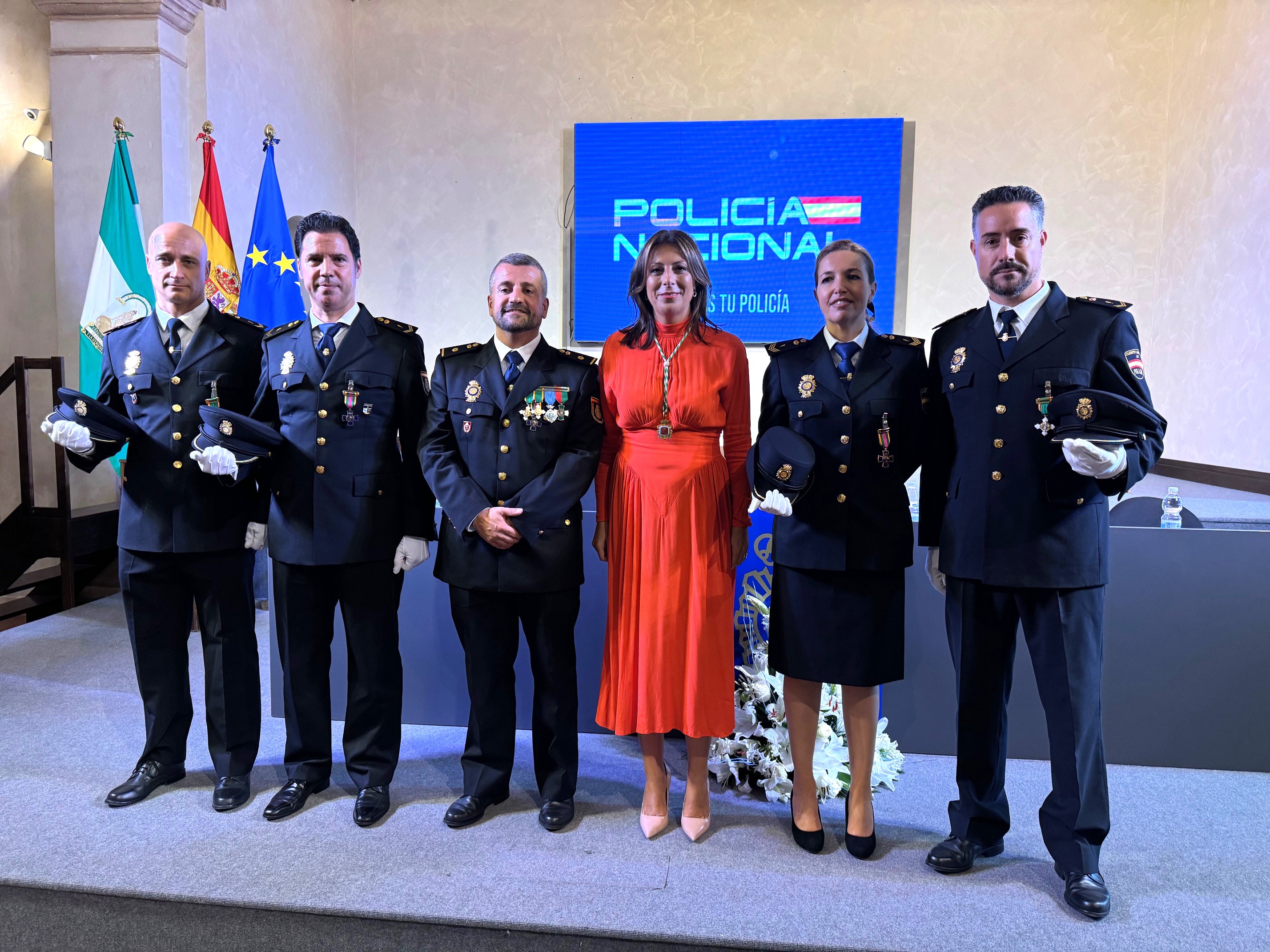 La alcaldesa, junto al jefe de la Comisaría y los agentes y oficiales distinguidos.