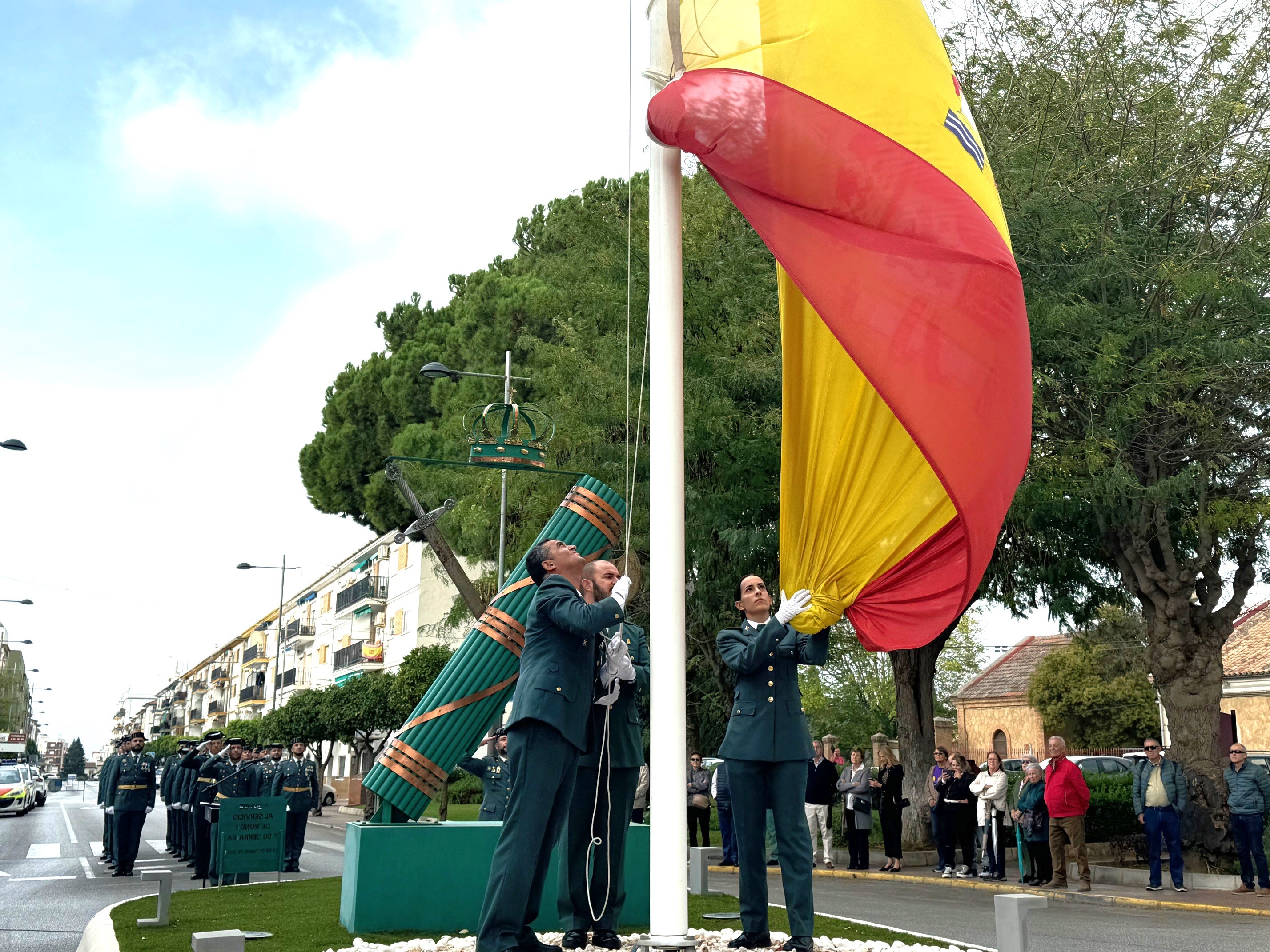 La Guardia Civil de Ronda celebra su patrona, la Virgen del Pilar, con un homenaje a la bandera de España y a los caídos en acto de servicio