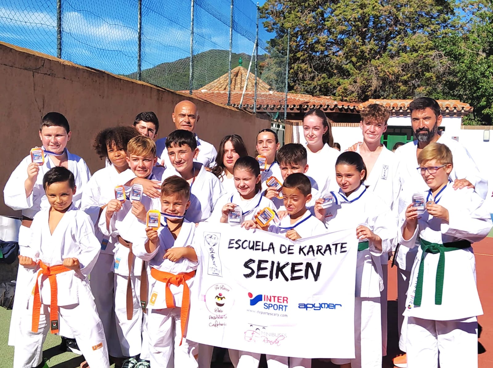 Los alumnos de la Escuela de Kárate Seiken se trajeron 17 medallas del campeonato de Istán