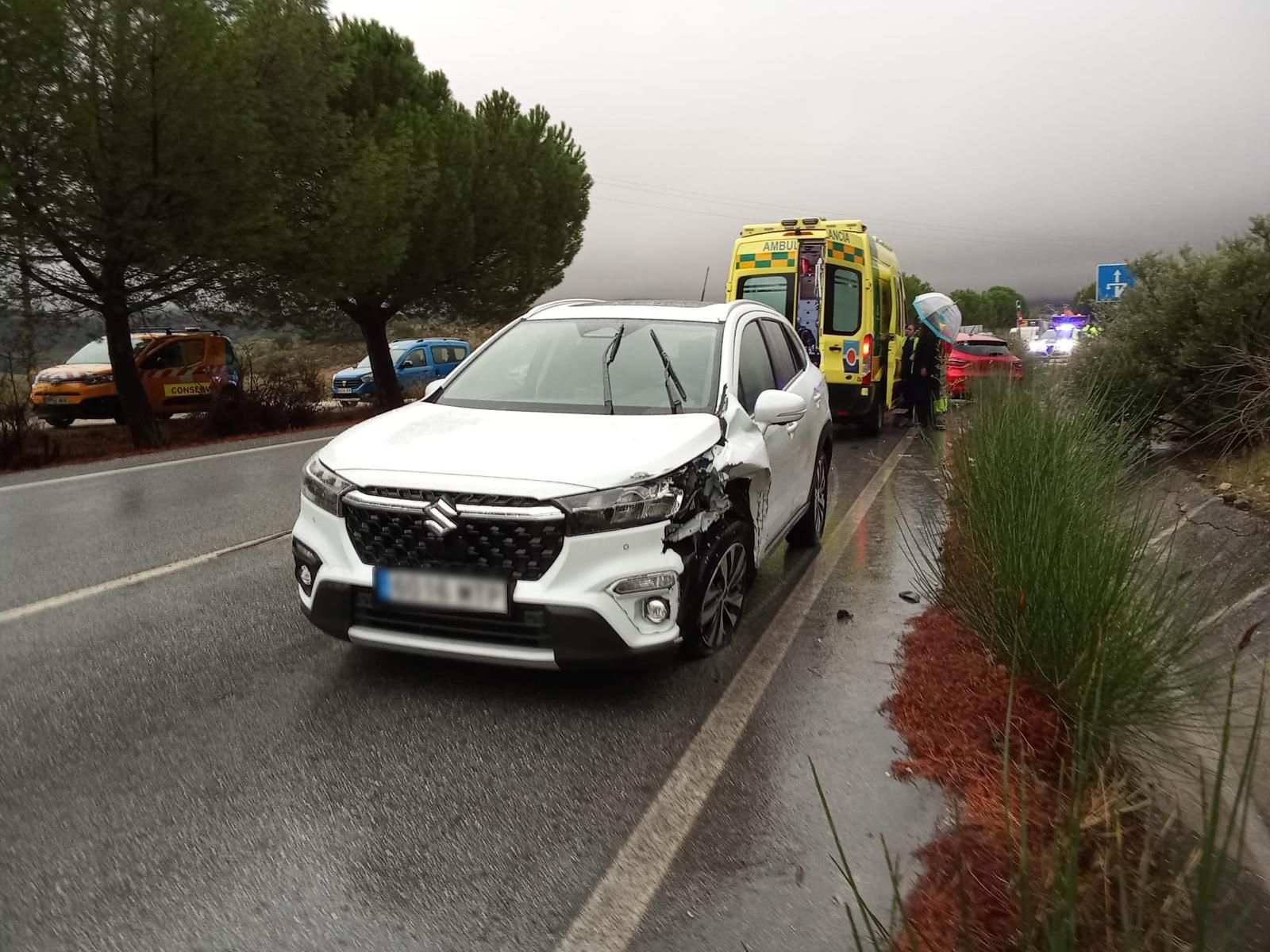 La colisión frontal entre los dos turismos se ha producido en la carretera de circunvalación.
