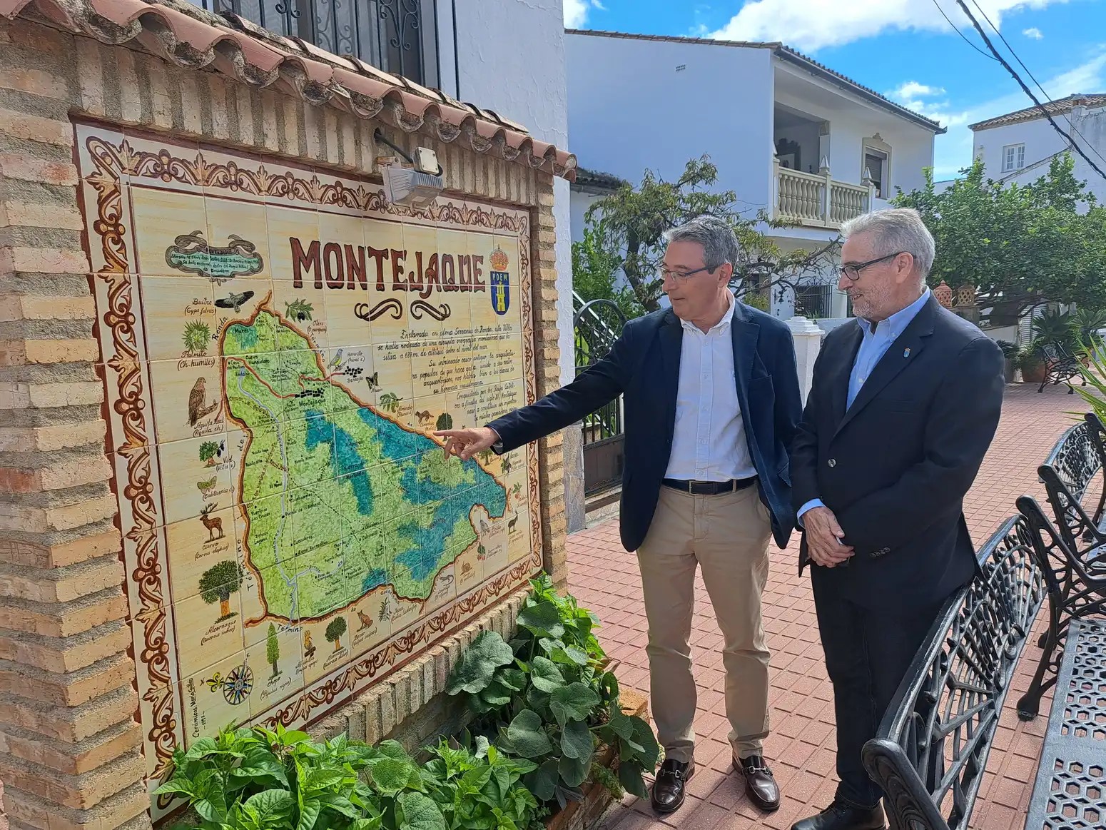 El presidente de la Diputación junto al alcalde de Montejaque, durante su visita de hoy.