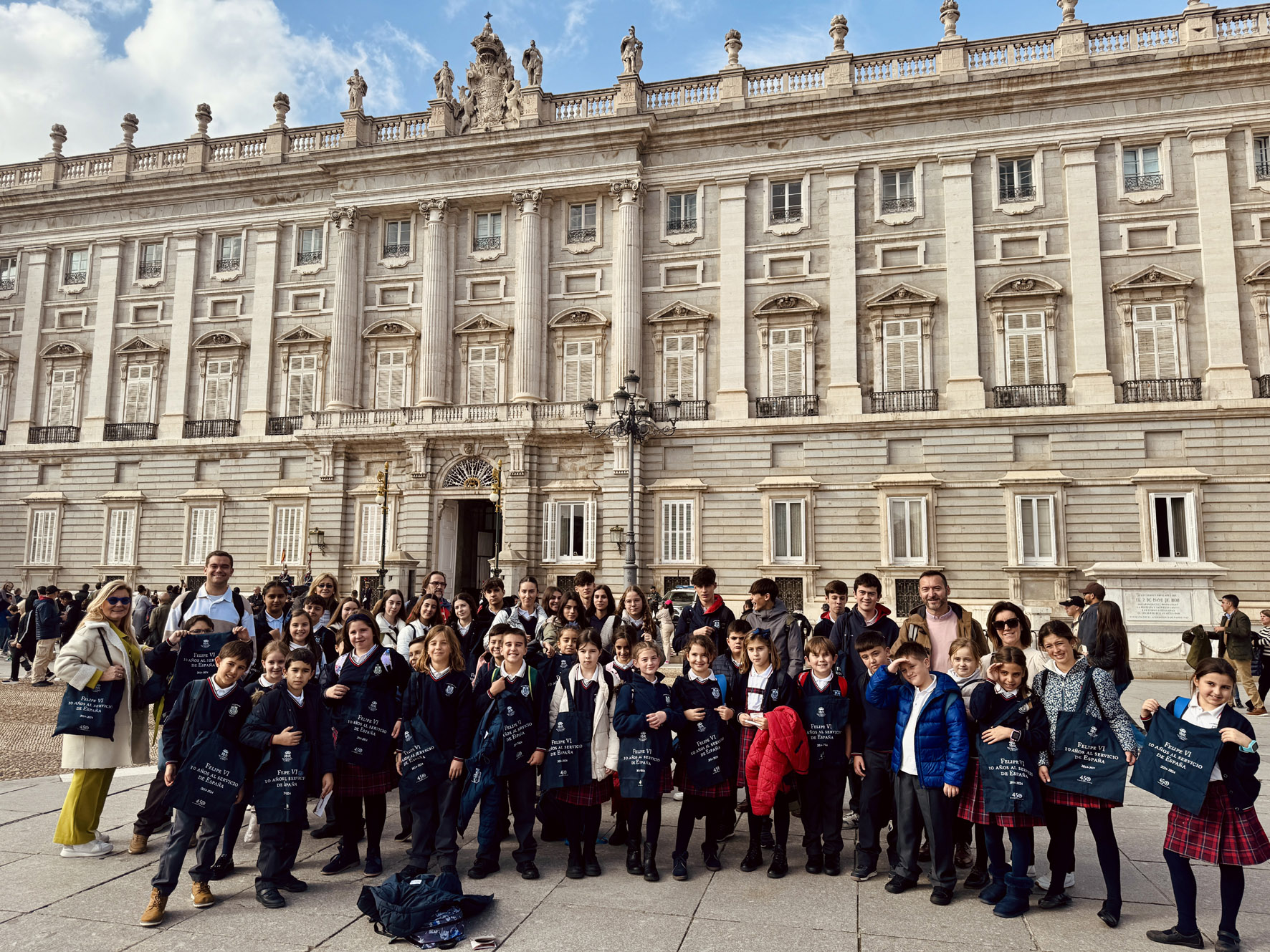 Los estudiantes rondeños en la fachada principal de la Casa Real de Madrid.
