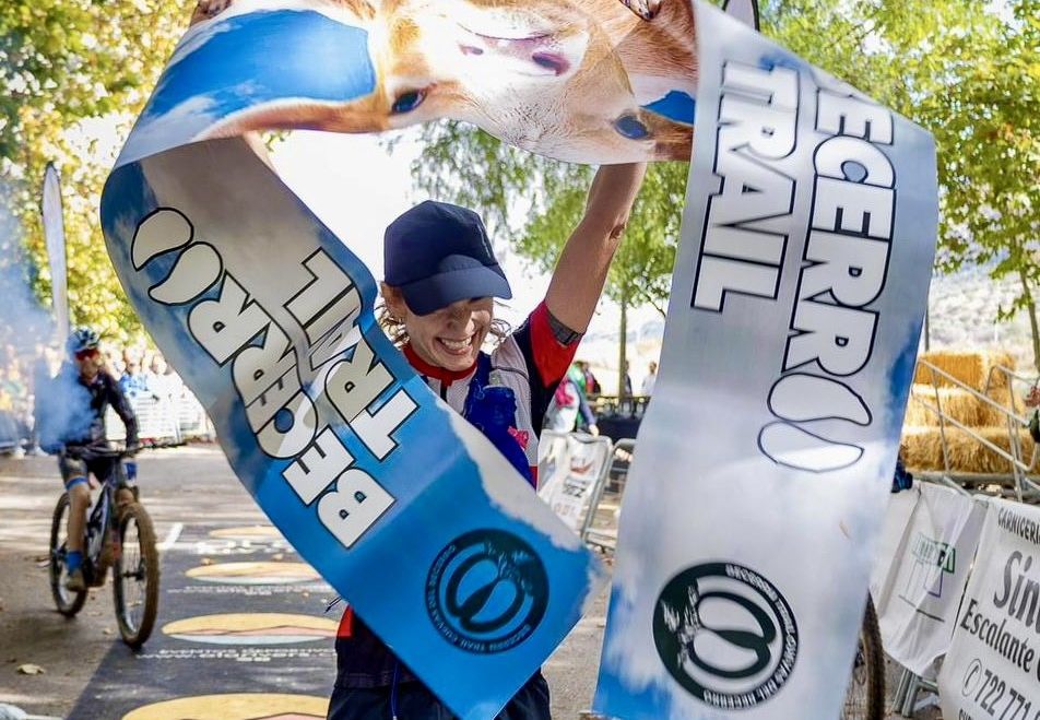 Isabel Acevedo a su paso por la meta de Cuevas del Becerro.