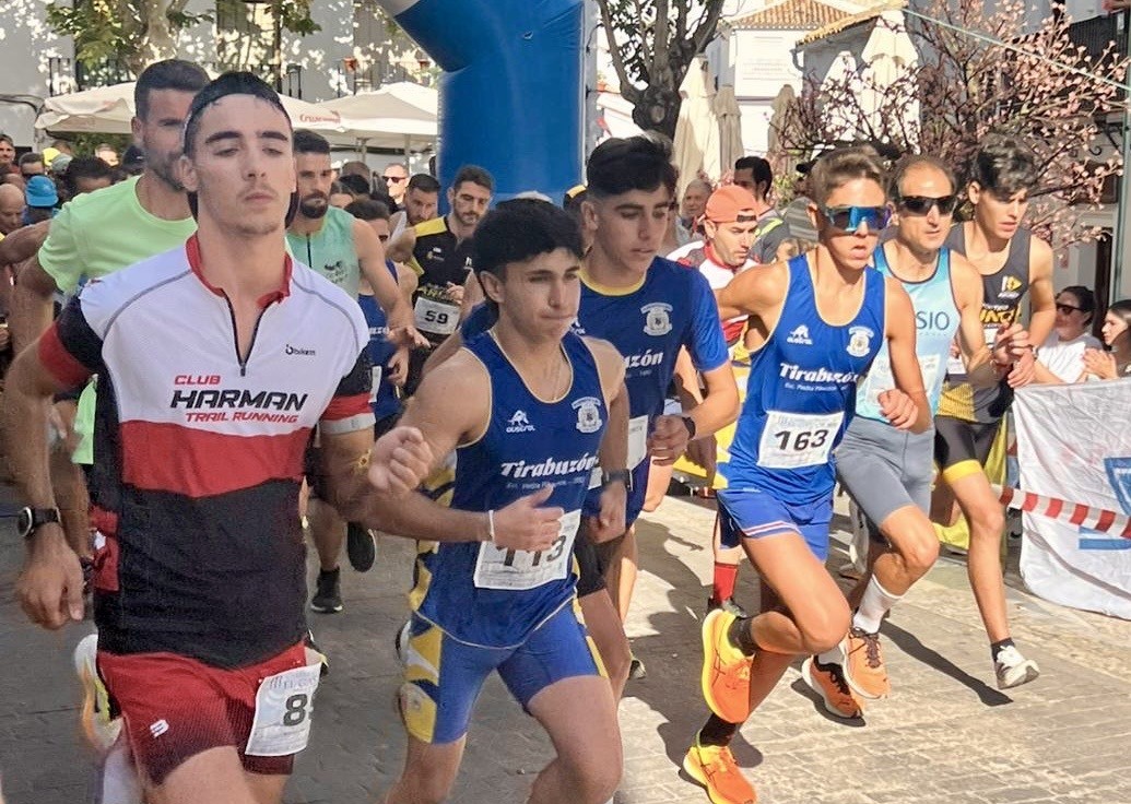 Uno de los corredores rondeños en la salida de la prueba de El Gastor.