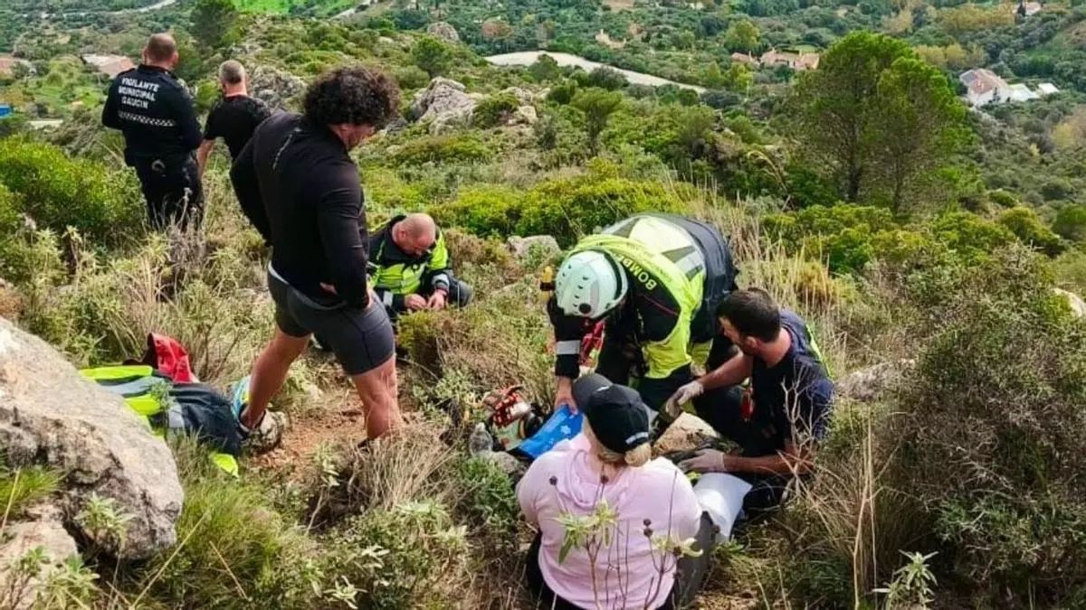 Momento en el que los rescatadores atienden a la senderista accidentada.