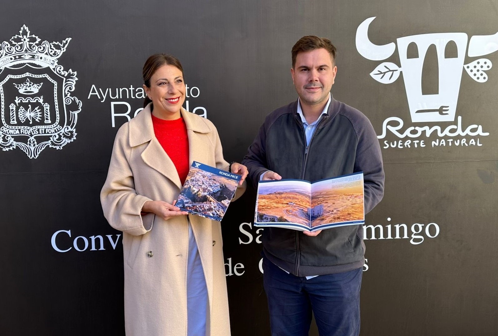 La alcaldesa y el concejal de Turismo han presentado el catálogo promocional.