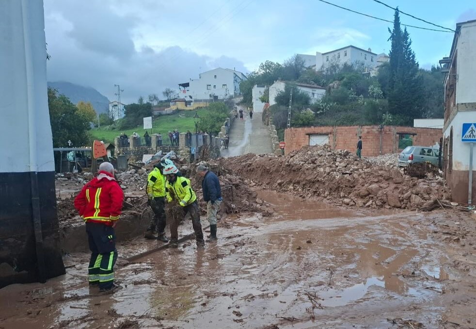 Los bomberos de Marbella se han desplazado para ayudar a los vecinos de Jimera de Líbar.