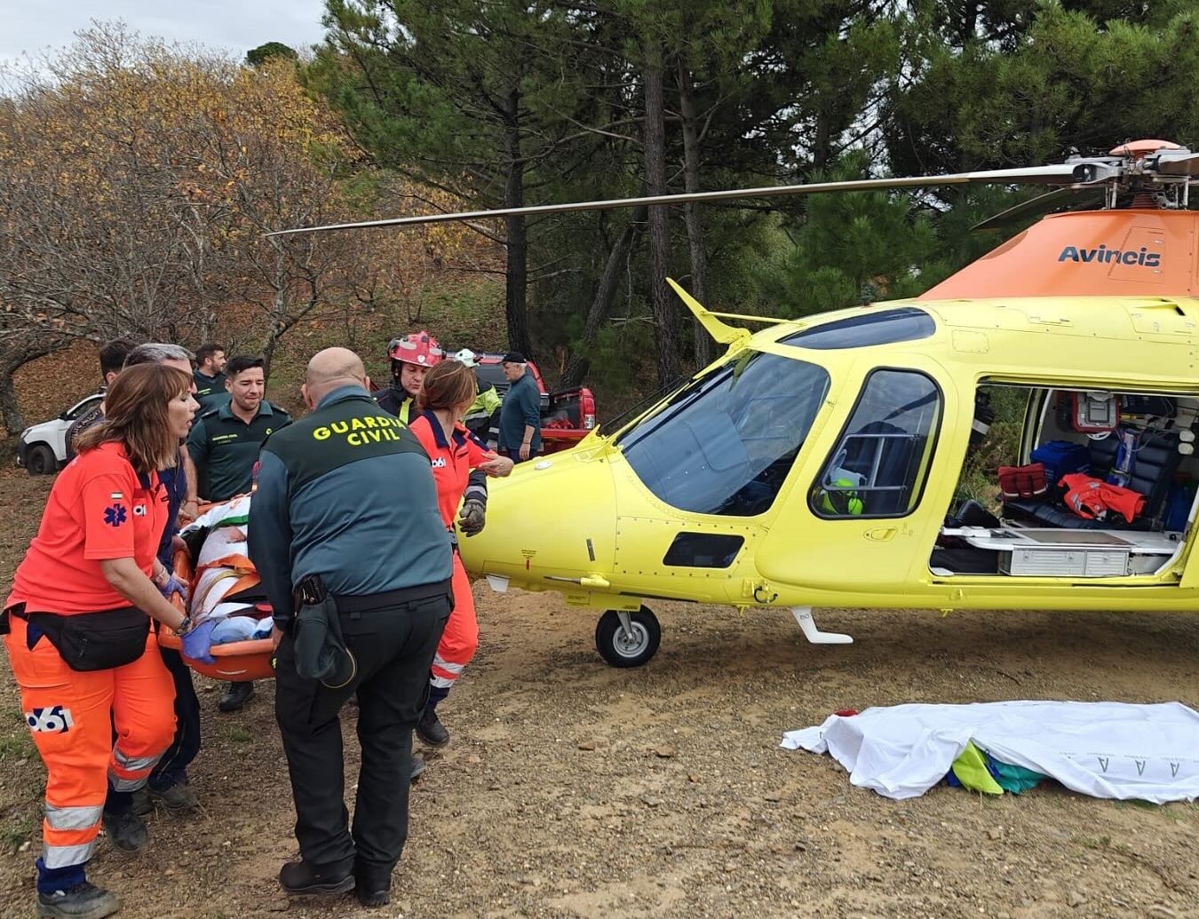 Rescatan con un helicóptero a un hombre que se precipitó por un barranco en Jubrique