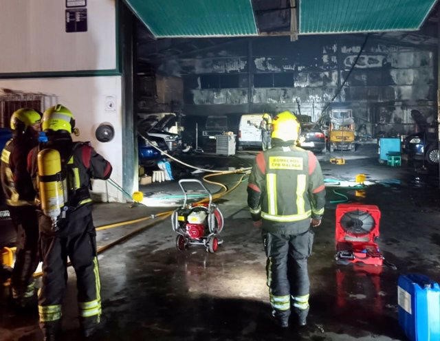 Los bomberos turievon que intervenir para sofocar las llamas.