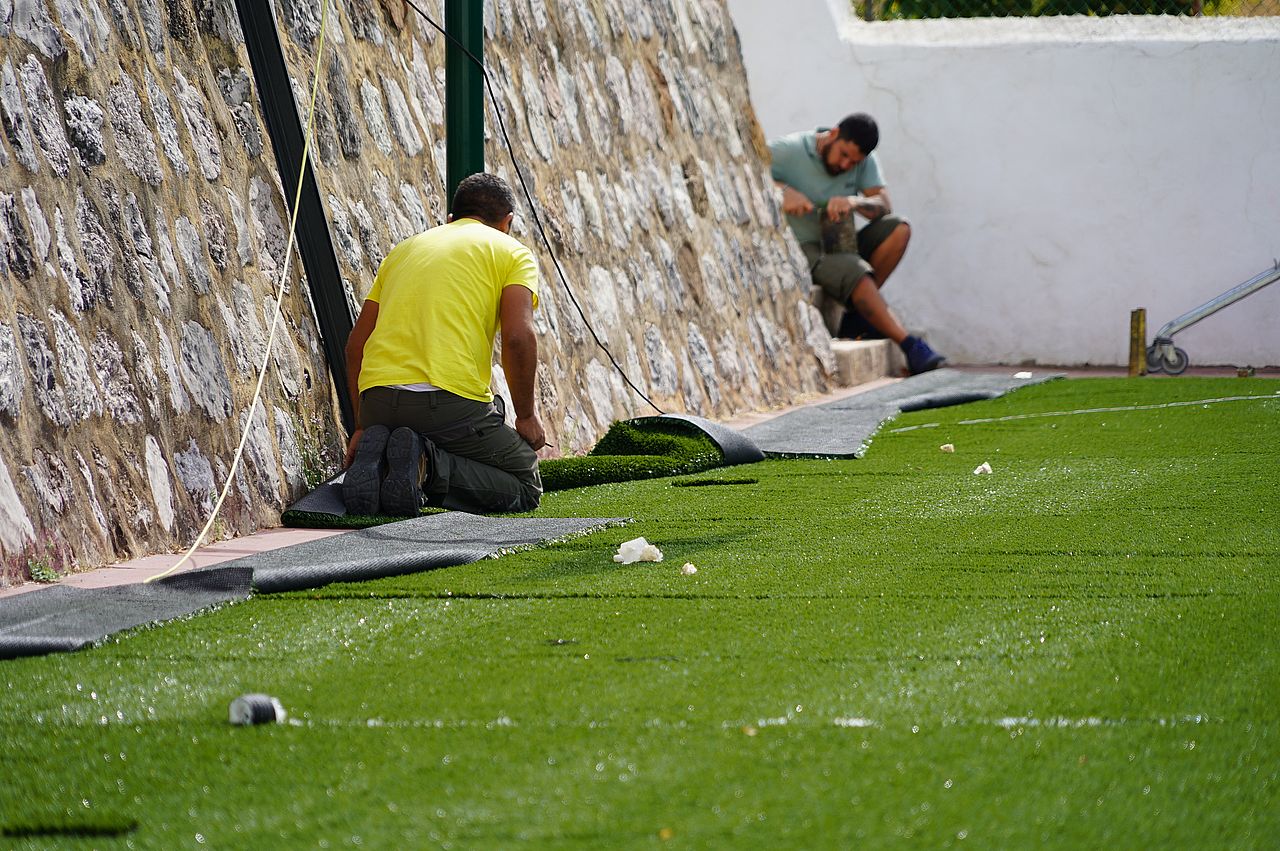 Alpandeire instala césped artificial en su pista deportiva