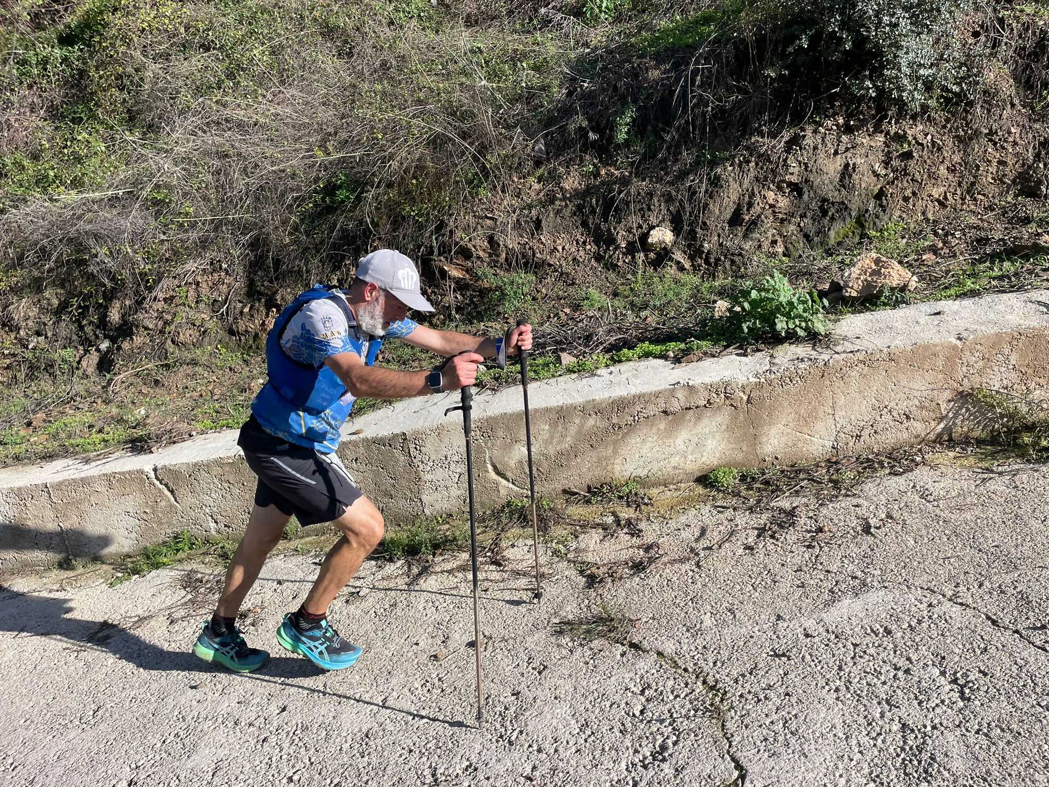 Uno de los deportistas rondeós en la Gran Vuelta dle Valle dle Genal.