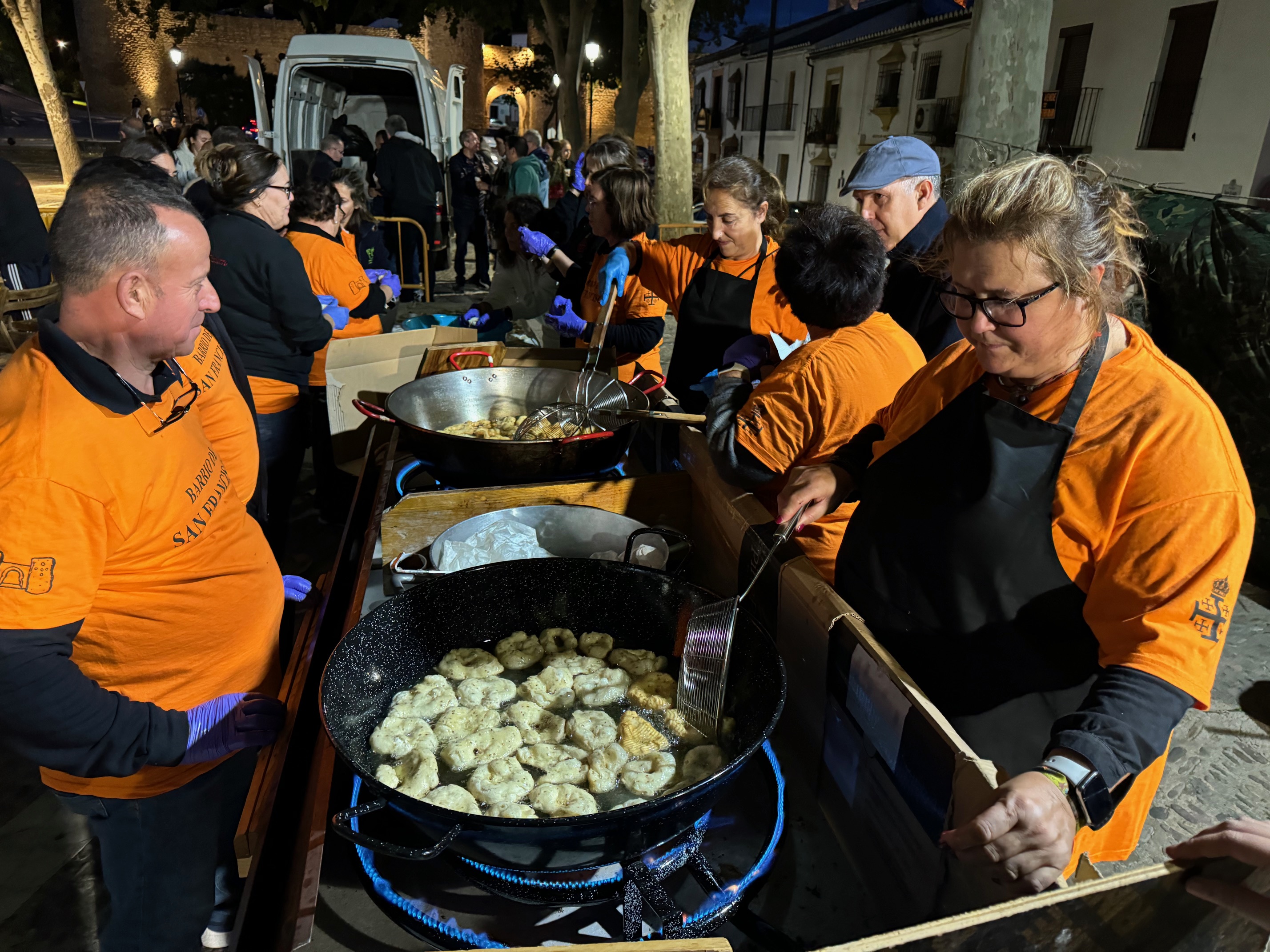 Castañas tostadas y buñuelos para celebrar un año más Todos los Santos en el barrio de San Francisco
