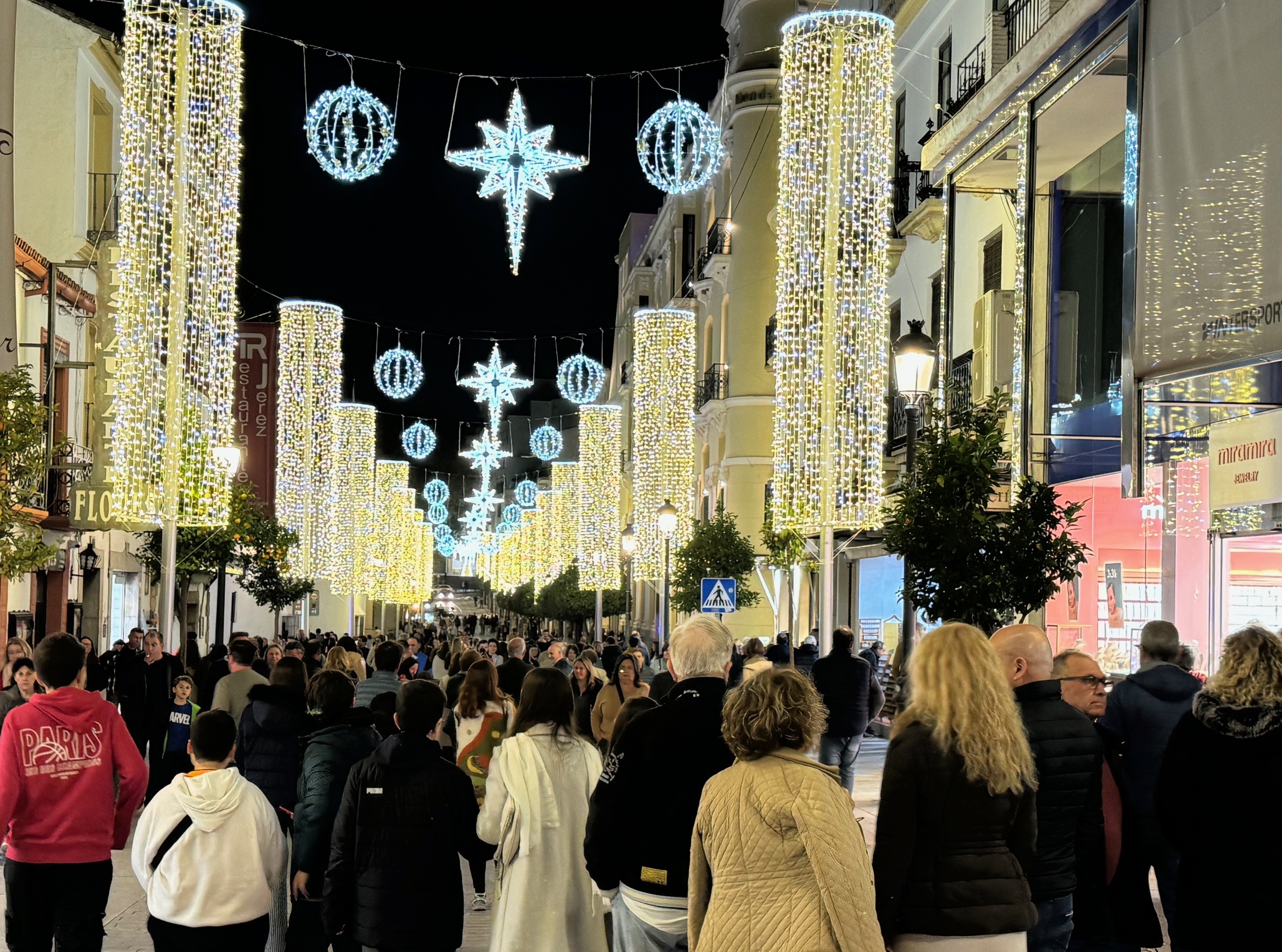 Ronda abre la puerta a las fiestas con un impresionante alumbrado navideño