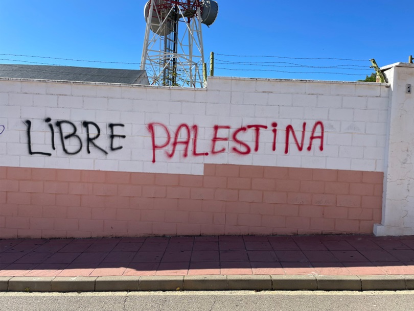 Las pintadas se realizaron en diferentes espacios públicos de Ronda.