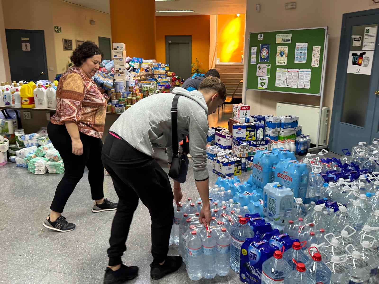 Numerosos rondeños han llevado hoy alimentos a la Casa de la Juventud.