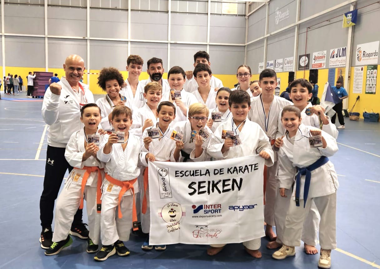 Los karatecas de la Escuela Seiken se traen 14 medallas del campeonato de Río Gordo