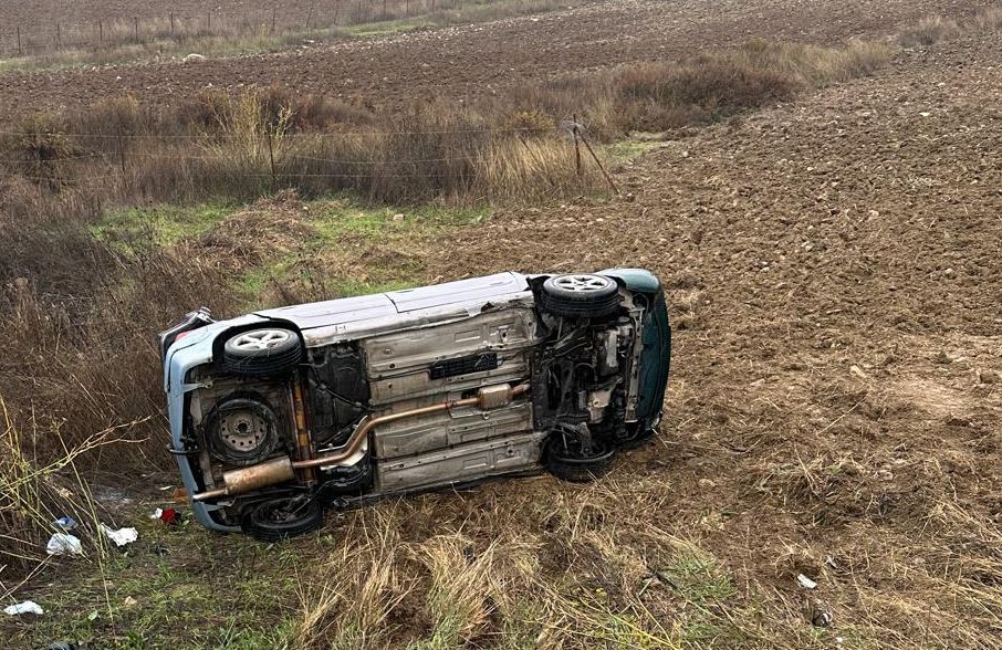 Estado en el que ha quedado el turismo accidentado en la carretera Ronda-Benaoján.