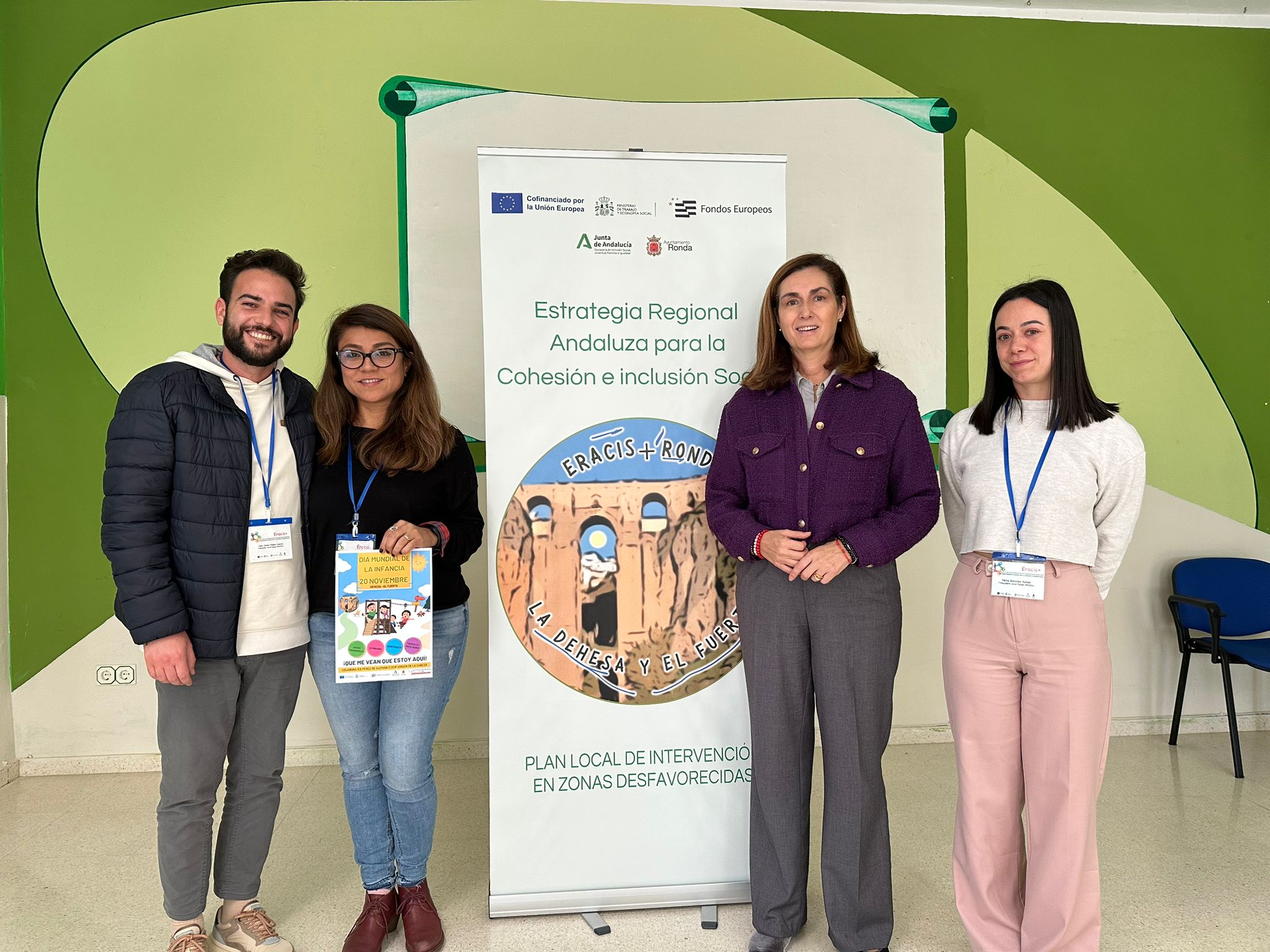 La concejal de Bienestar Social junto a los profesionales del programa Eracis+.