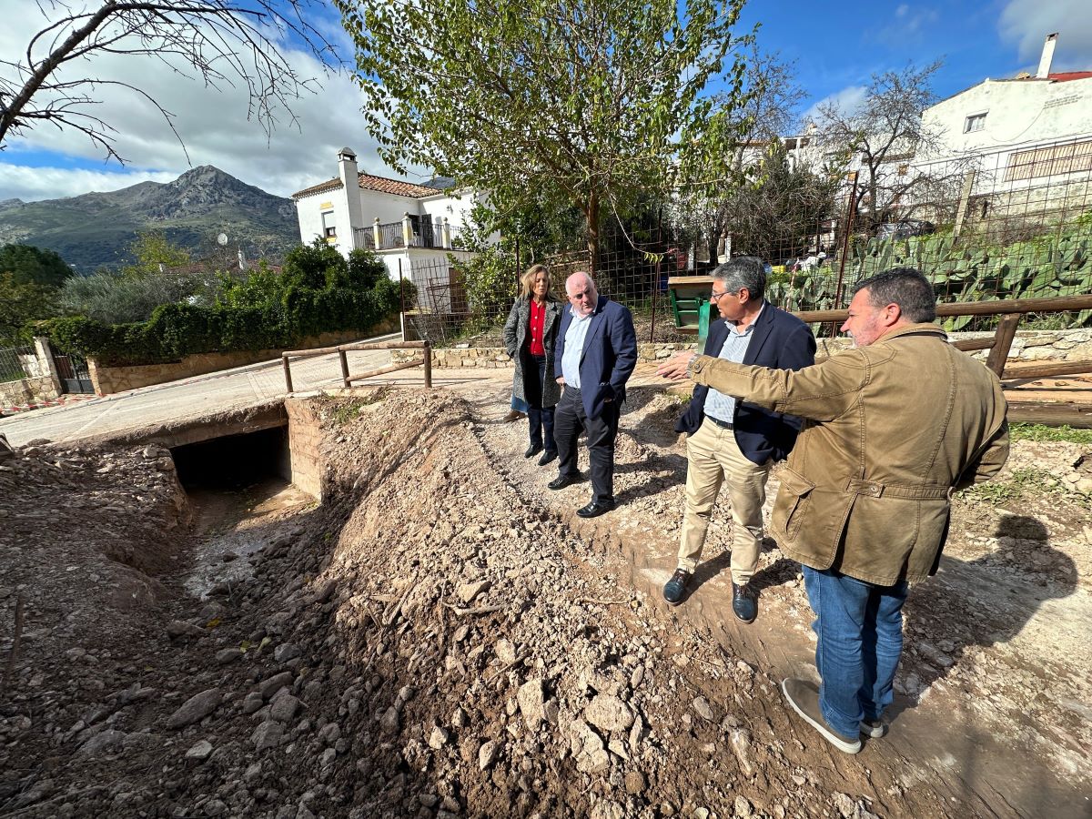 El presidente de la Diputación ha recorrido las zonas más afectadas por el temporal.