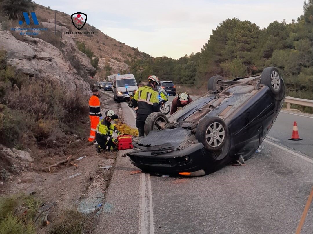 Momento en el que los servicios de emergencia atienden al conductor accidentado. Foto CPB.