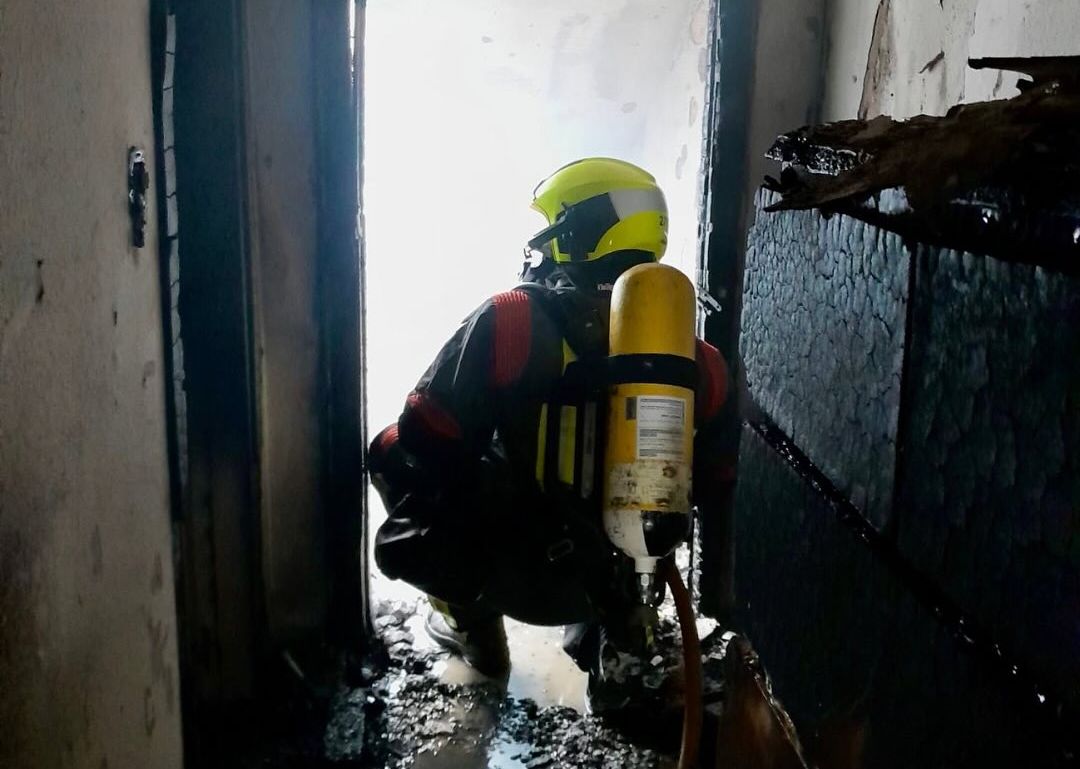 Uno de los bomberos que intervinieron en el momento de la extinción del incendio.