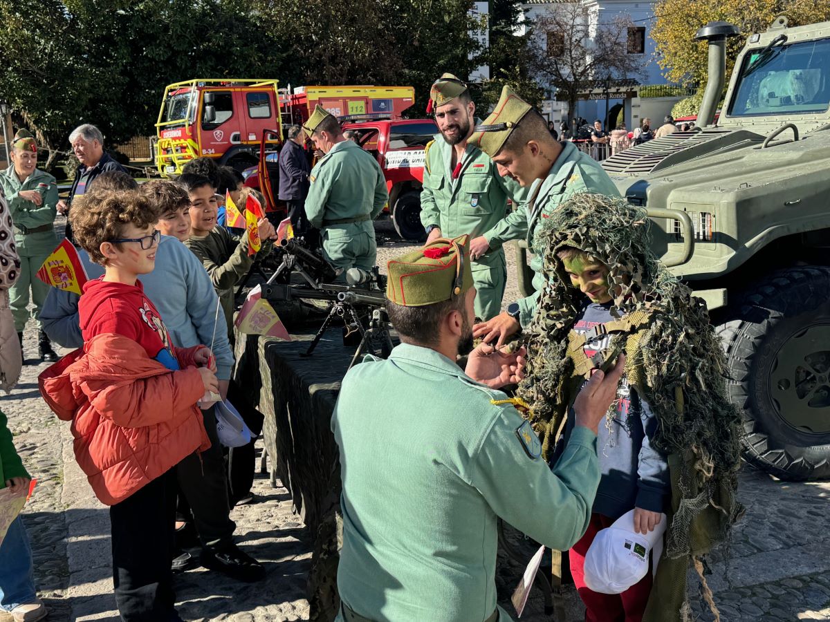 Los escolares rondeños celebran del Día de la Constitución con banderas y junto a los cuerpos y fuerzas de seguridad