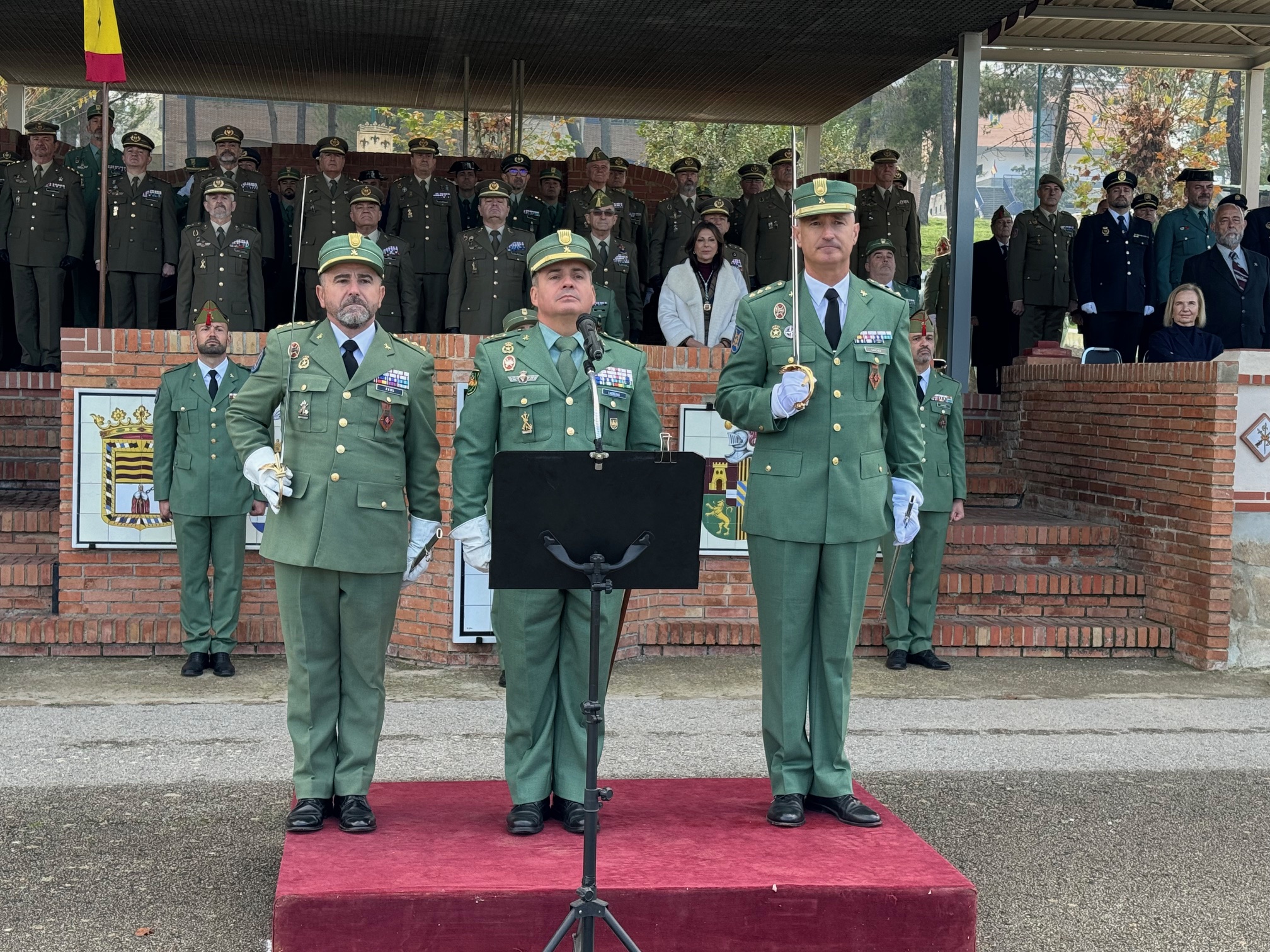 El nuevo coronel de la Legión de Ronda, Fernando Sánchez, a la derecha de la imagen.