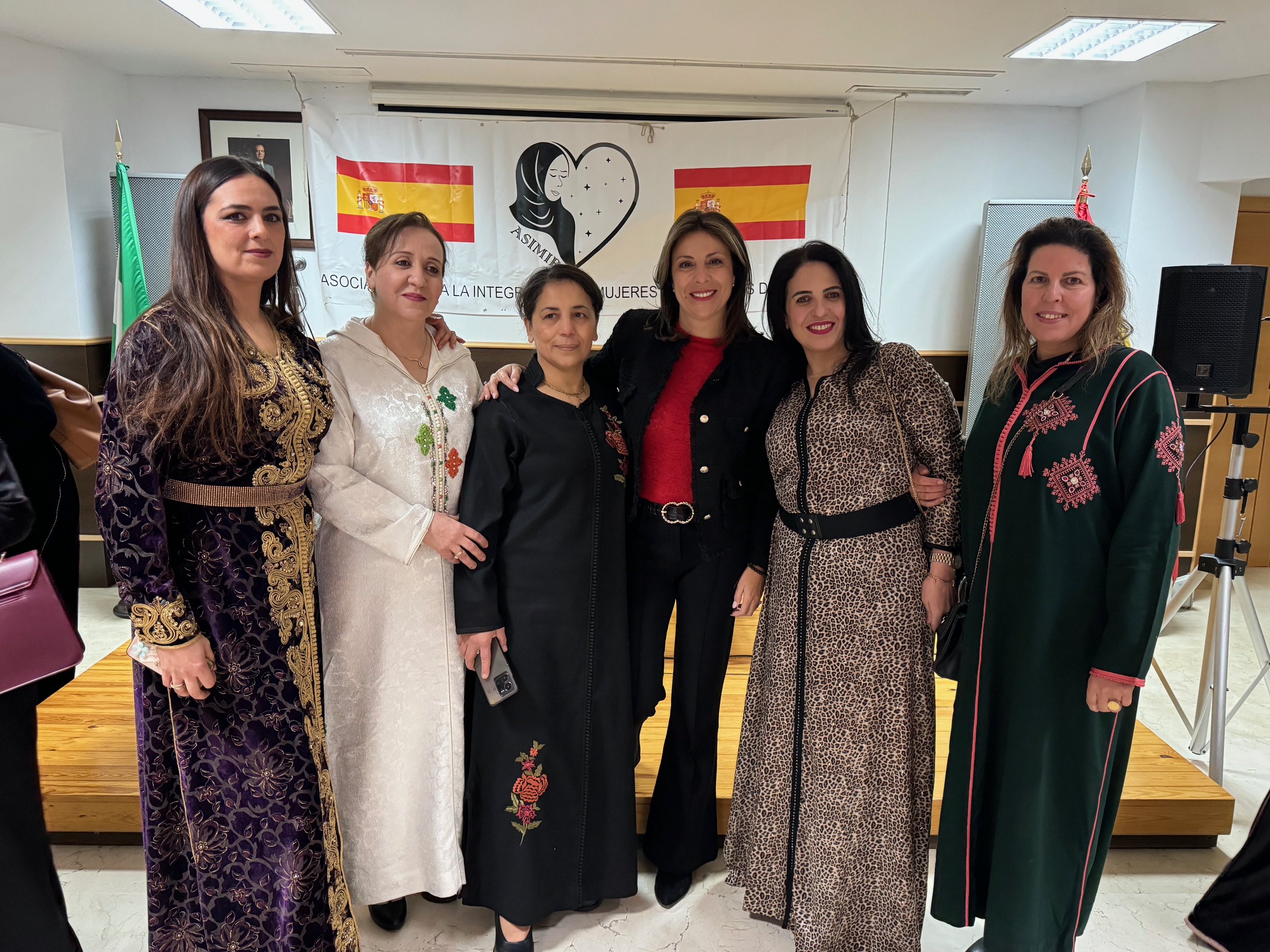 La alcaldesa junto a miembros de la Asociación de Mujeres por la Integración.