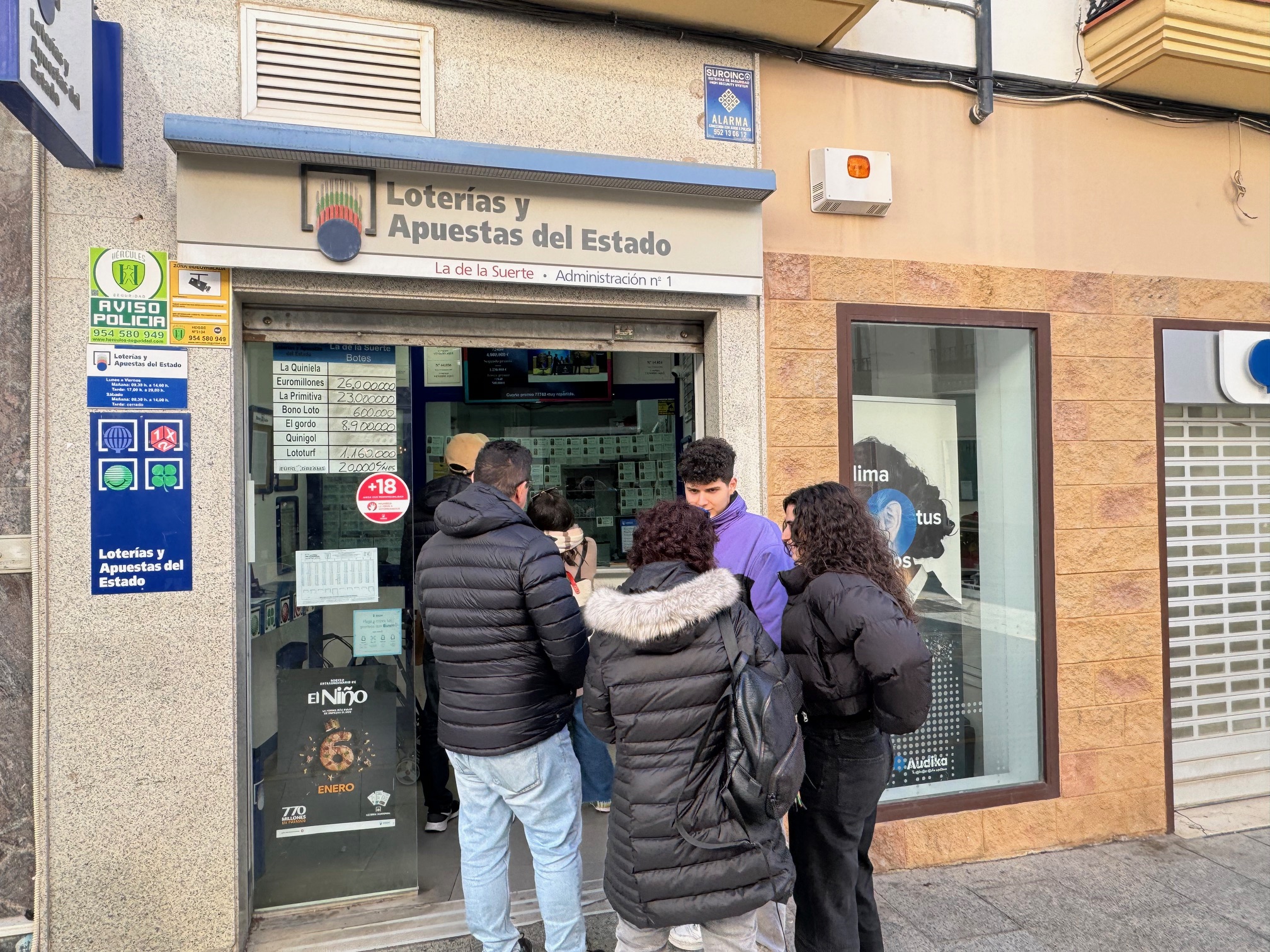 Compradores de Lotería en las puertas de una administración de Ronda.