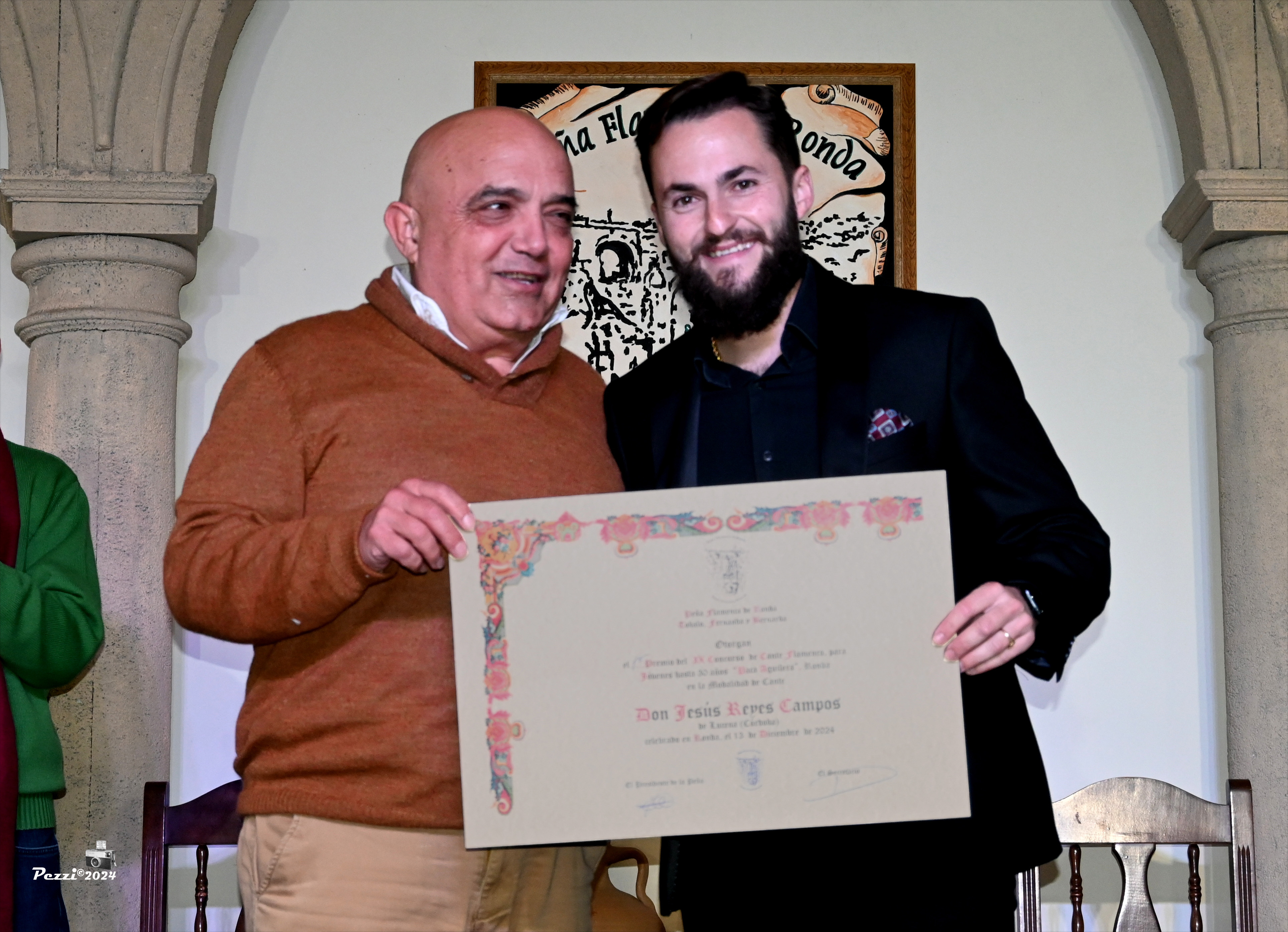 El primer teniente de alcalde, Jesús Vázquez, entregó el primer premio al cantaor Jesús Reyes. Foto Pezzi.