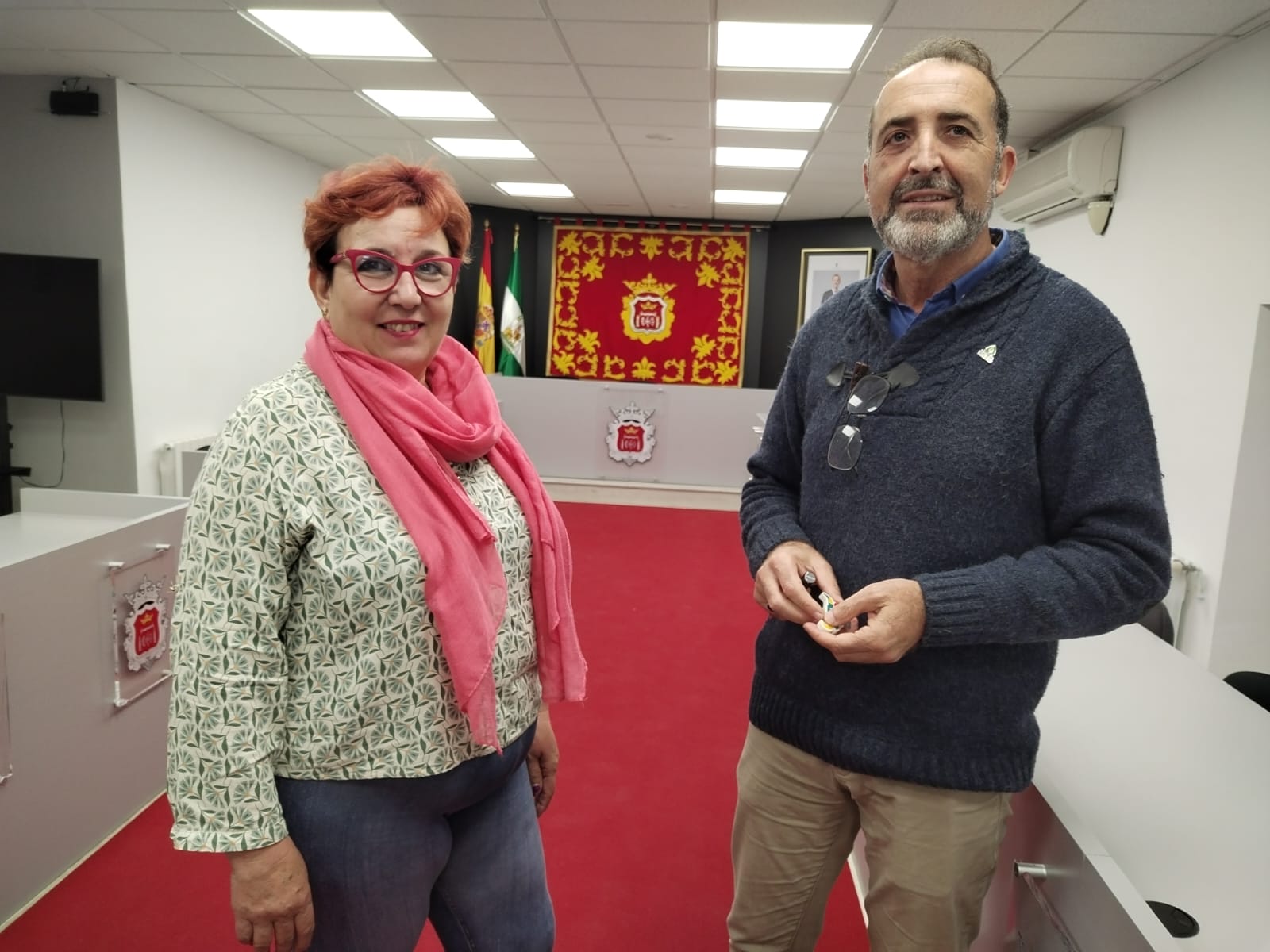 El concejal de Pedanías junto con la responsable de La Indiana.