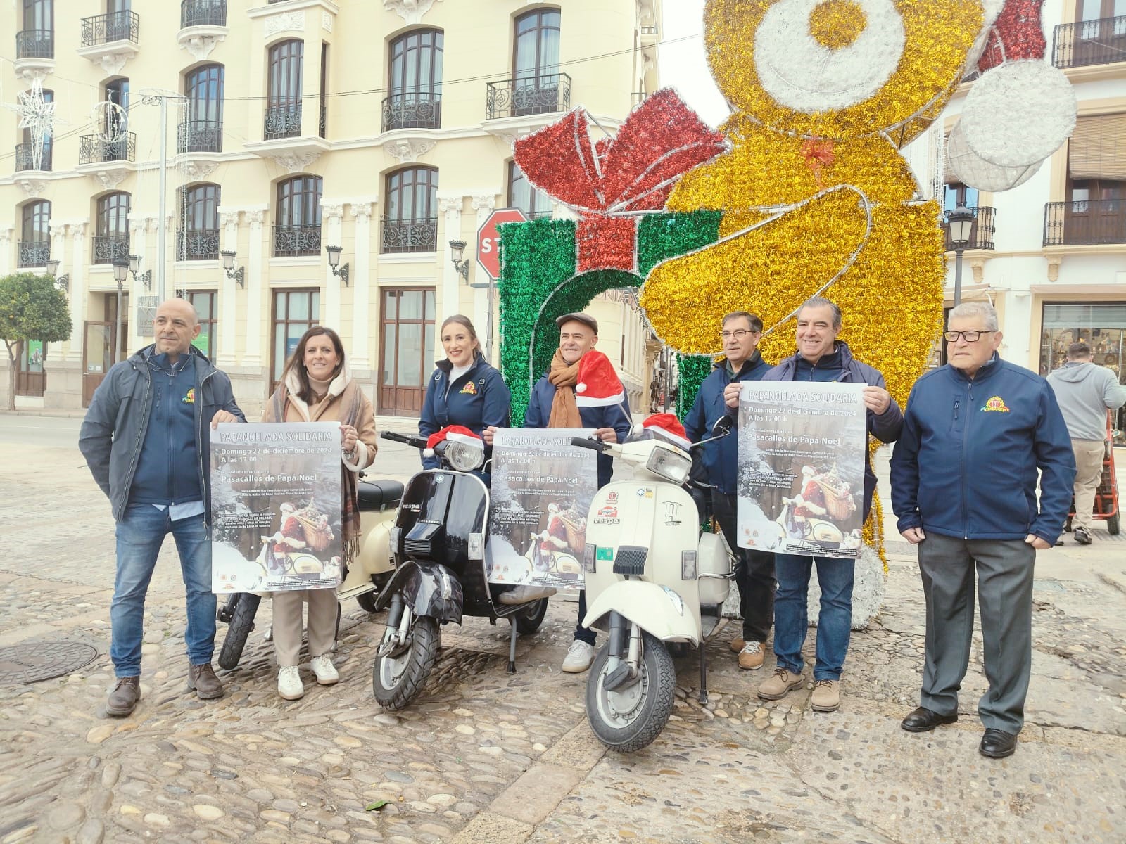 Los miembros del Moto Club Vespa junto a la concejal de Fiestas.