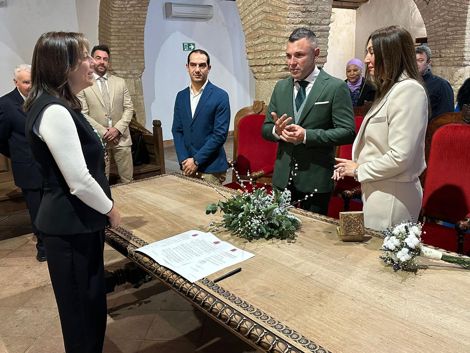 Imagen de un matrimonio oficiado por la alcaldesa en el Ayuntamiento.