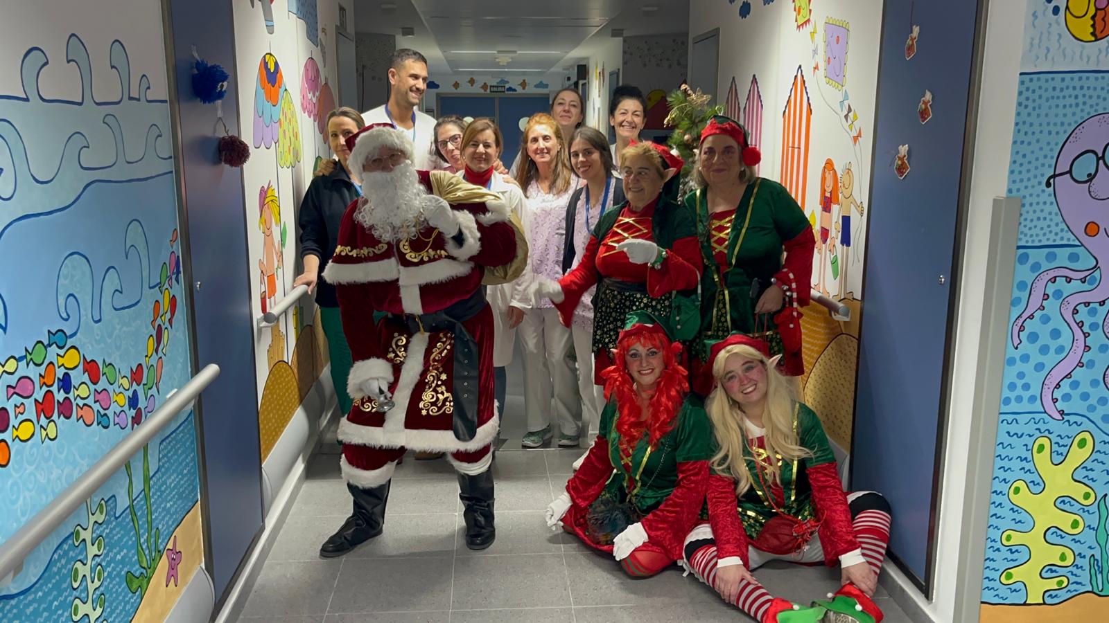 Papá Noel ha recorrido las diferentes Áreas del Hospital de la Serranía.