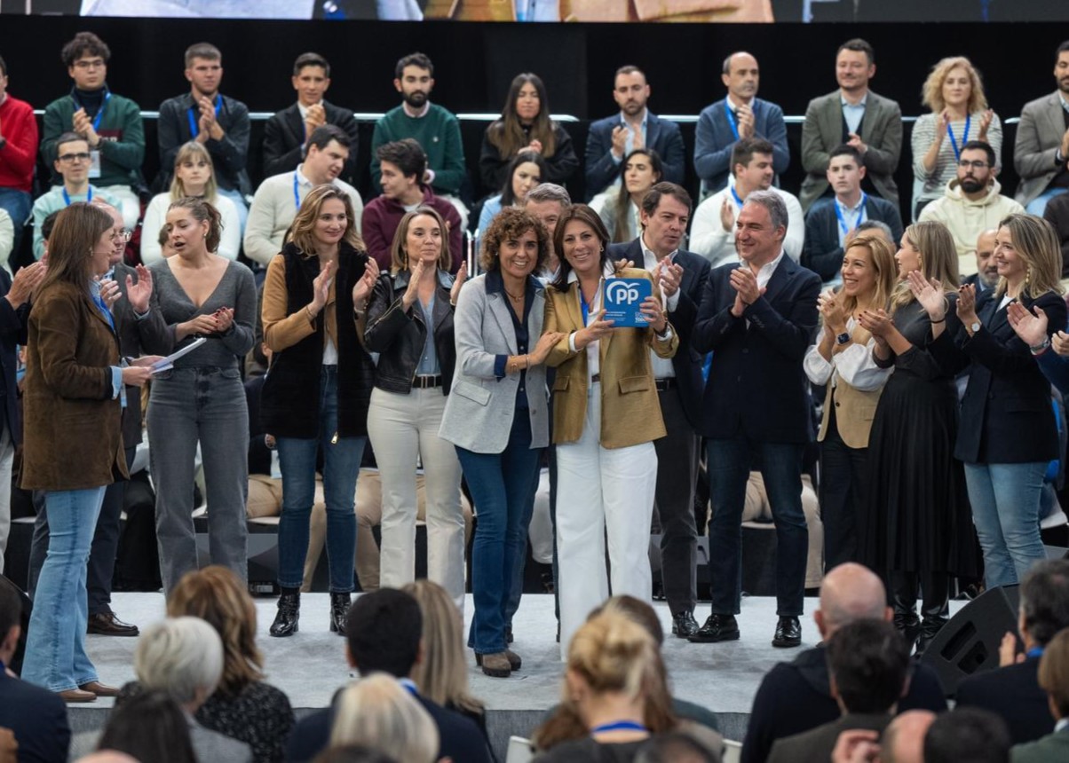 Momento en el que la presidenta del PP de Ronda y alcaldesa, Maripaz Fernandez, recibe el galardón.