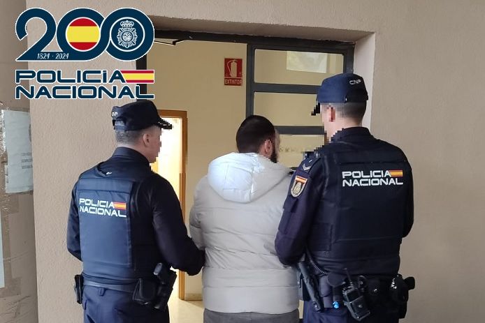 La Policía Nacional de Ronda detiene a un hombre que golpeó a un vecino en la cabeza con un bate de béisbol