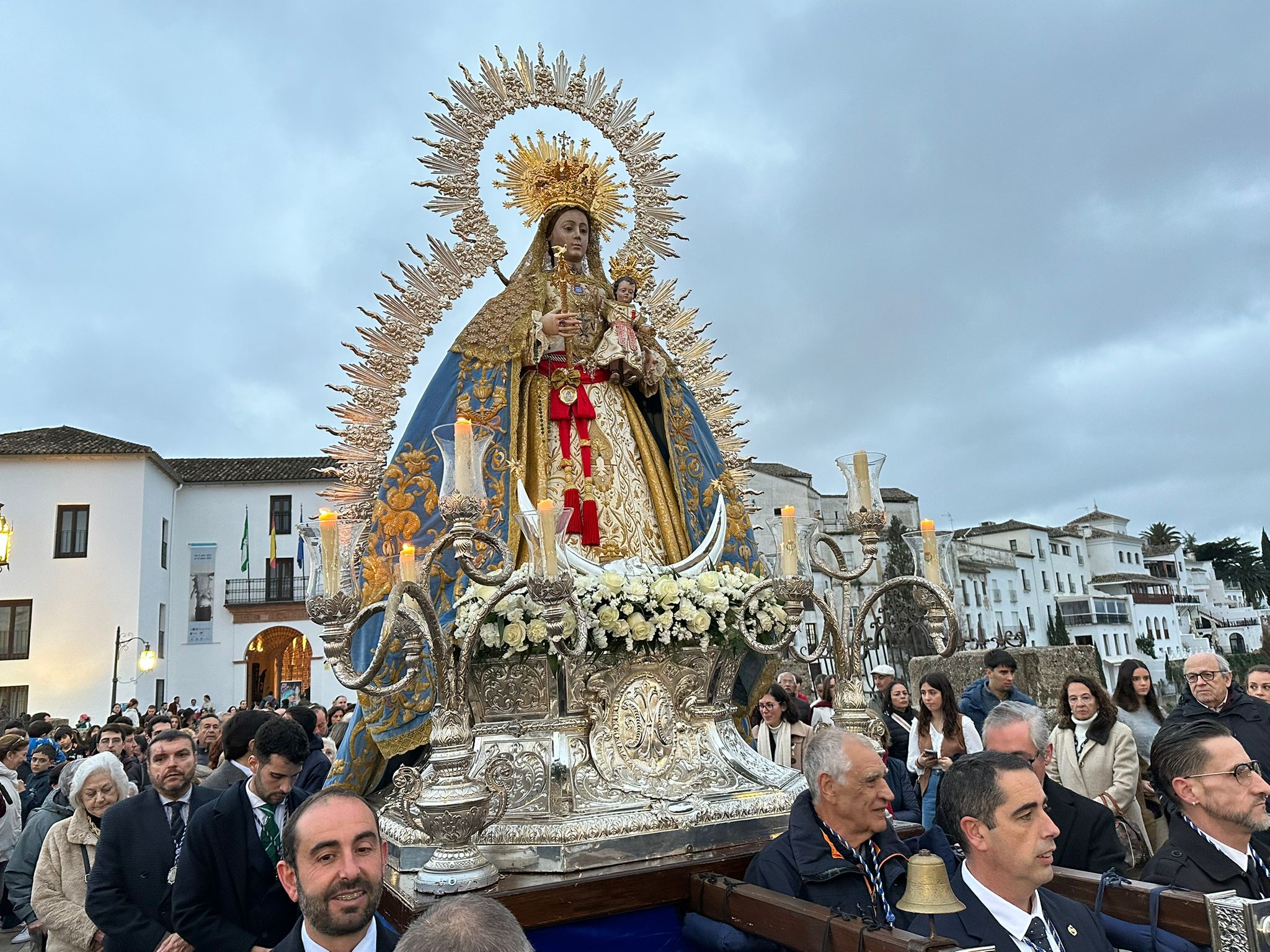 Numerosos rondeños acompañaron a las andas que portaban a la Virgen de la Paz.