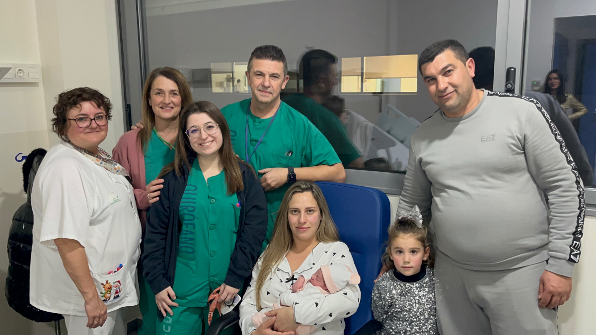 Valeria con sus padres y hermana y miembros del equipo de Maternidad del Hospital de la Serranía.