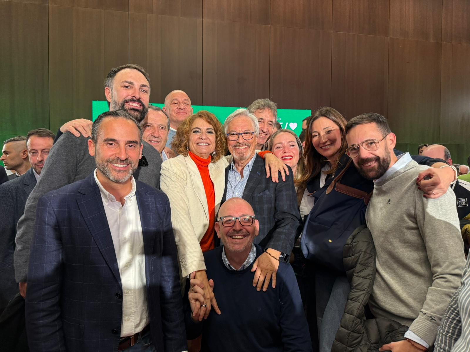 Le ha faltado tiempo a Paco Cañestro para ponerse a los pies de María Jesús Montero